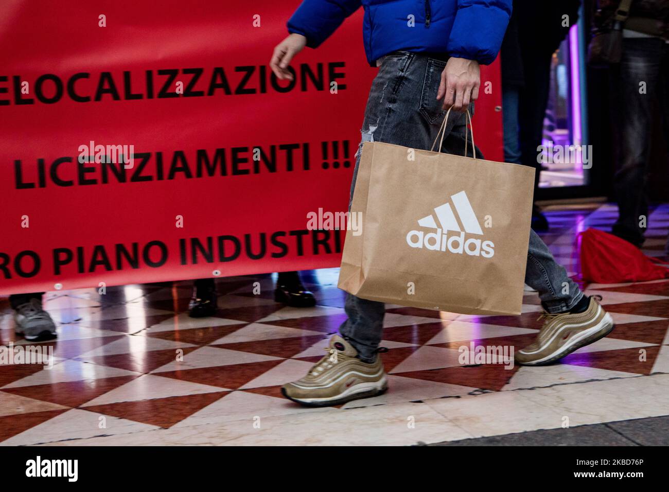 Empleados de la conocida marca de ropa Adidas protestan frente a la tienda  Adidas en Milán contra los 41 despidos debidos a la reubicación de  determinadas actividades de producción en Portugal, el