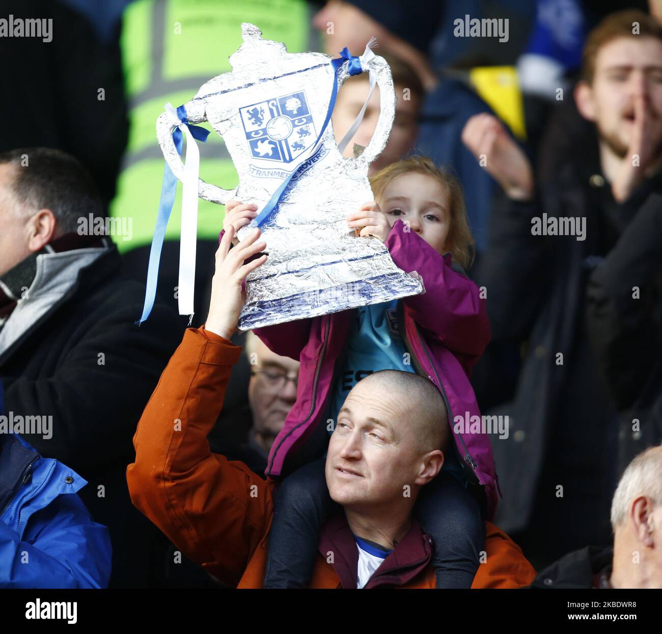 Tranmere Rovers Fan Holding FA Cup durante el partido de la tercera ronda de la Copa FA Emirates entre Watford y Tranmere Rovers el 04 2020 de enero en el Vicarage Road Stadium, Watford, Inglaterra. (Foto de Action Foto Sport/NurPhoto) Foto de stock
