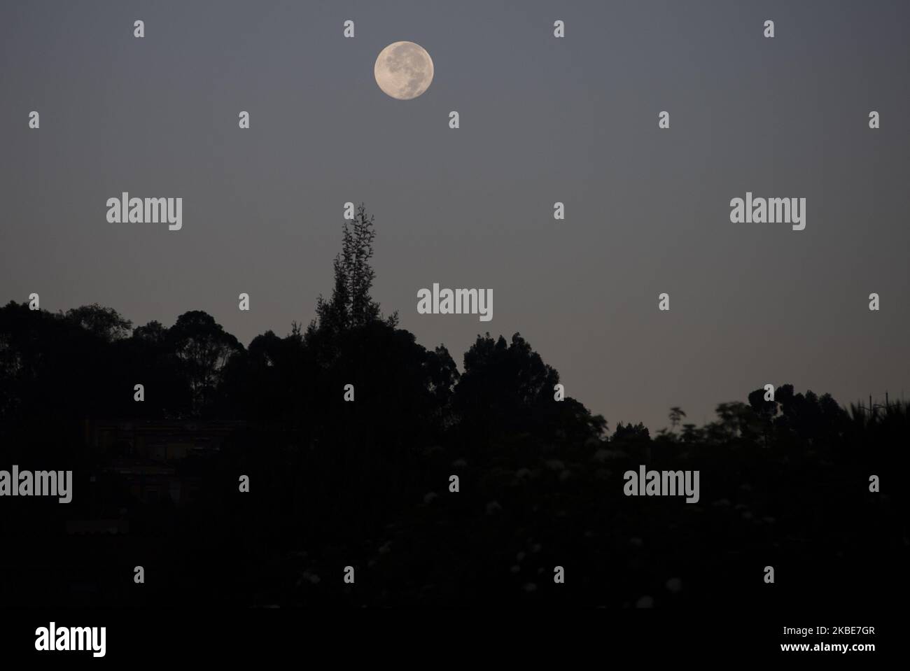 Vista de la Luna Llena en Bogotá, Colombia el 11 de enero de 2020. (Foto de Daniel Garzon Herazo/NurPhoto) Foto de stock