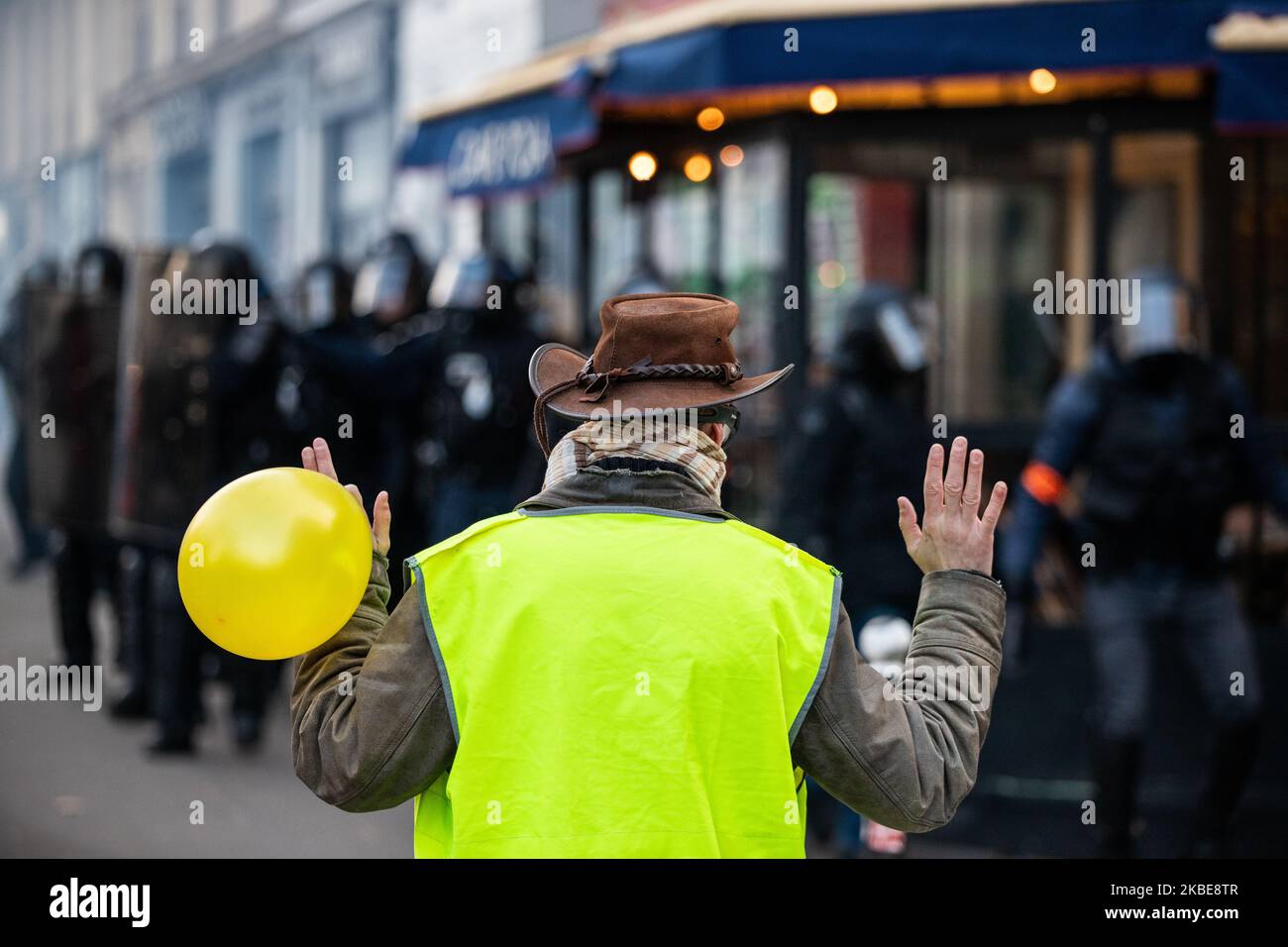 Un chaleco amarillo durante una manifestación en París, el 11 de enero de 2020, como parte de una huelga multisectorial nacional contra la reforma de las pensiones del gobierno francés. Foto de stock