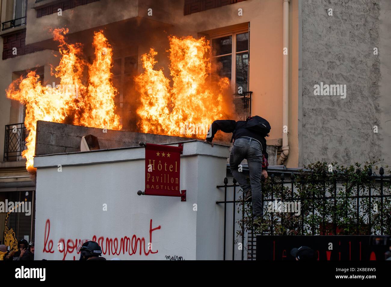 Una cartelera publicitaria está ardiendo durante una manifestación en París, el 11 de enero de 2020, como parte de una huelga multisectorial nacional contra la reforma de las pensiones del gobierno francés. Foto de stock