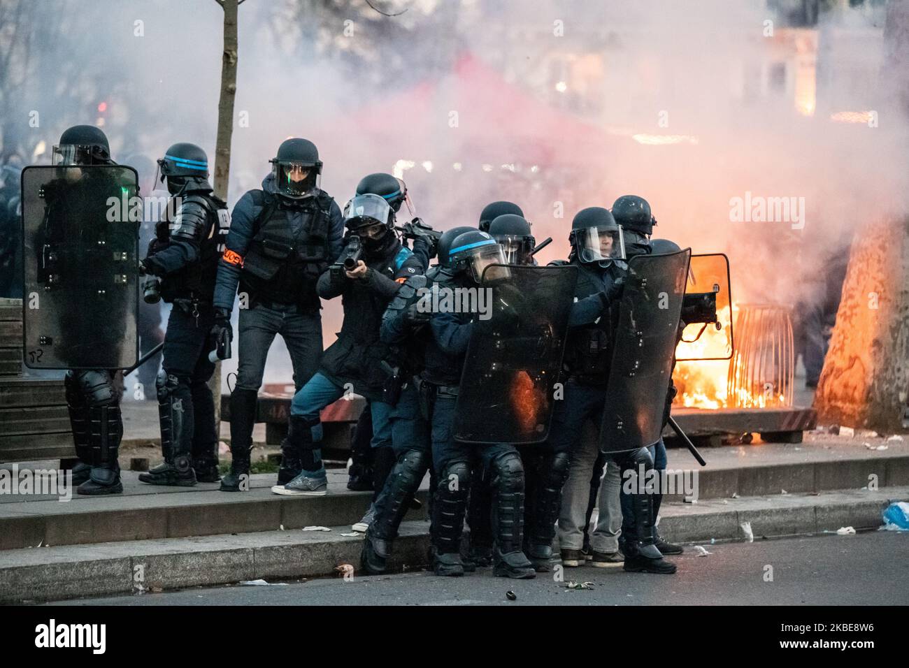 Las fuerzas de seguridad intervienen en una protesta contra la reforma de las pensiones del gobierno en París, Francia, el 11 de enero de 2020. (Foto de Jerome Gilles/NurPhoto) Foto de stock
