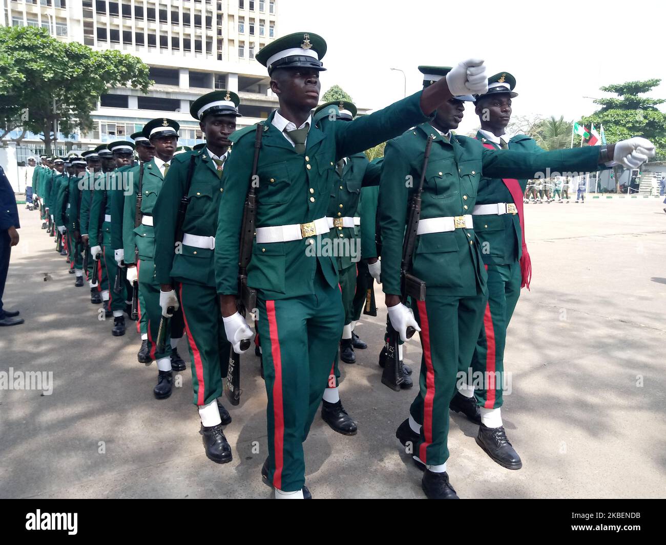 Fuerzas armadas desfile uniforme foto fotografías e imágenes de alta