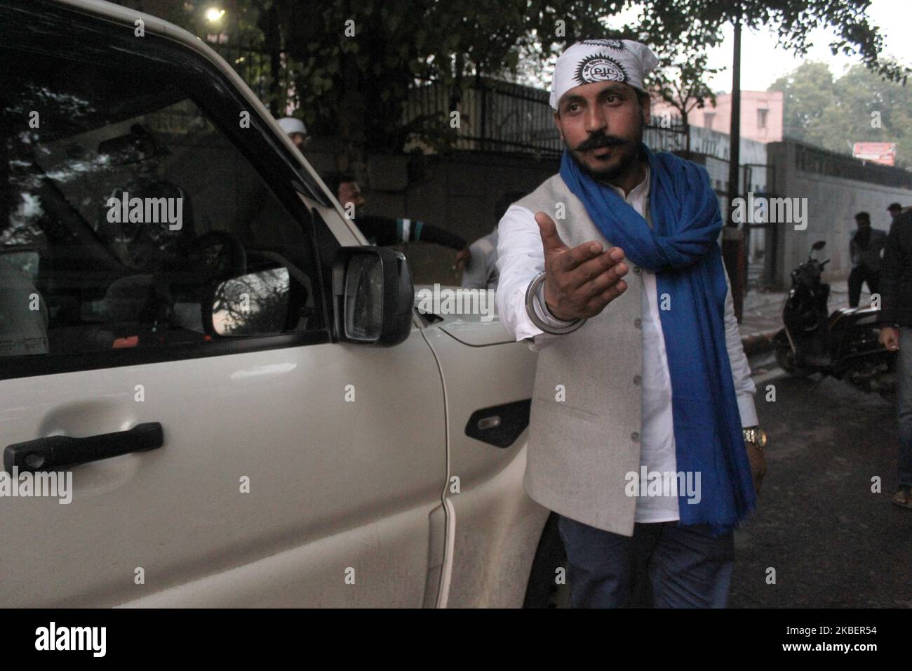 El Jefe del Ejército de Bhim Chandrashekhar Azad mientras partió hacia Saharanpur en Uttar Pradesh, el 17 de enero de 2020 en Nueva Delhi, India. Se le ha pedido que salga de Delhi dentro de las 24 horas de su liberación de la cárcel y que permanezca fuera de la ciudad durante cuatro semanas en el contexto de la violencia durante las protestas de la CAA en Delhi. (Foto de Mayank Makhija/NurPhoto) Foto de stock