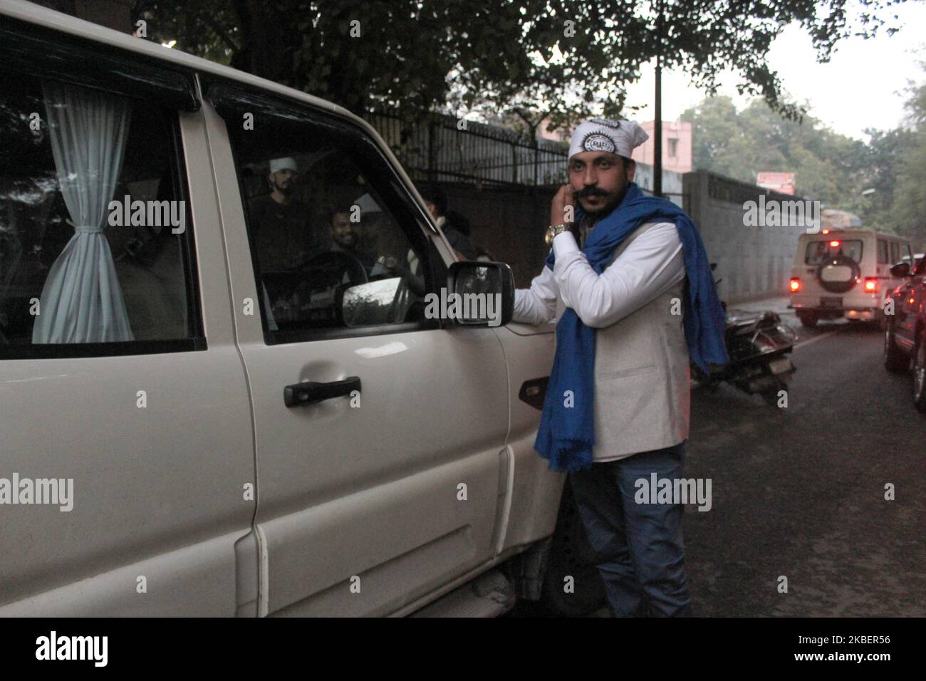 El Jefe del Ejército de Bhim Chandrashekhar Azad mientras partió hacia Saharanpur en Uttar Pradesh, el 17 de enero de 2020 en Nueva Delhi, India. Se le ha pedido que salga de Delhi dentro de las 24 horas de su liberación de la cárcel y que permanezca fuera de la ciudad durante cuatro semanas en el contexto de la violencia durante las protestas de la CAA en Delhi. (Foto de Mayank Makhija/NurPhoto) Foto de stock