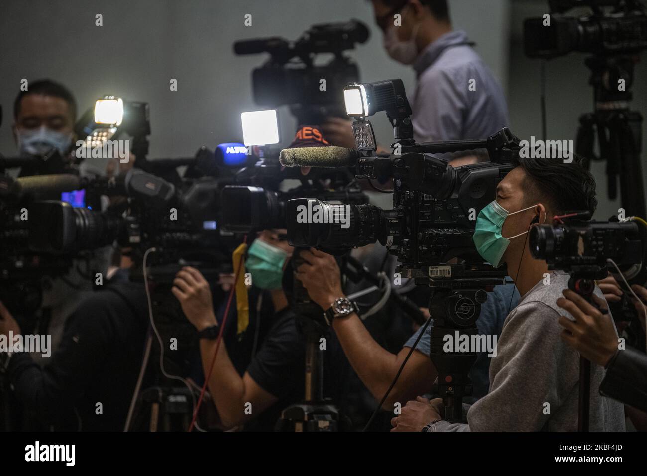 Se ve a los reporteros usando una máscara durante una conferencia de prensa dentro del Complejo del Gobierno Central el 22 de enero de 2020 en Hong Kong, China. Hong Kong ha reportado su primer caso de coronavirus que infectó a over440 personas en China y mató a 9 personas en Wuhan. (Foto de Vernon Yuen/NurPhoto) Foto de stock