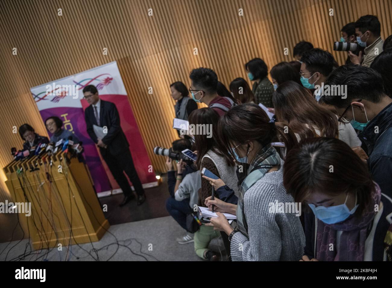 Se ve a los reporteros usando una máscara durante una conferencia de prensa dentro del Complejo del Gobierno Central el 22 de enero de 2020 en Hong Kong, China. Hong Kong ha reportado su primer caso de coronavirus que infectó a over440 personas en China y mató a 9 personas en Wuhan. (Foto de Vernon Yuen/NurPhoto) Foto de stock