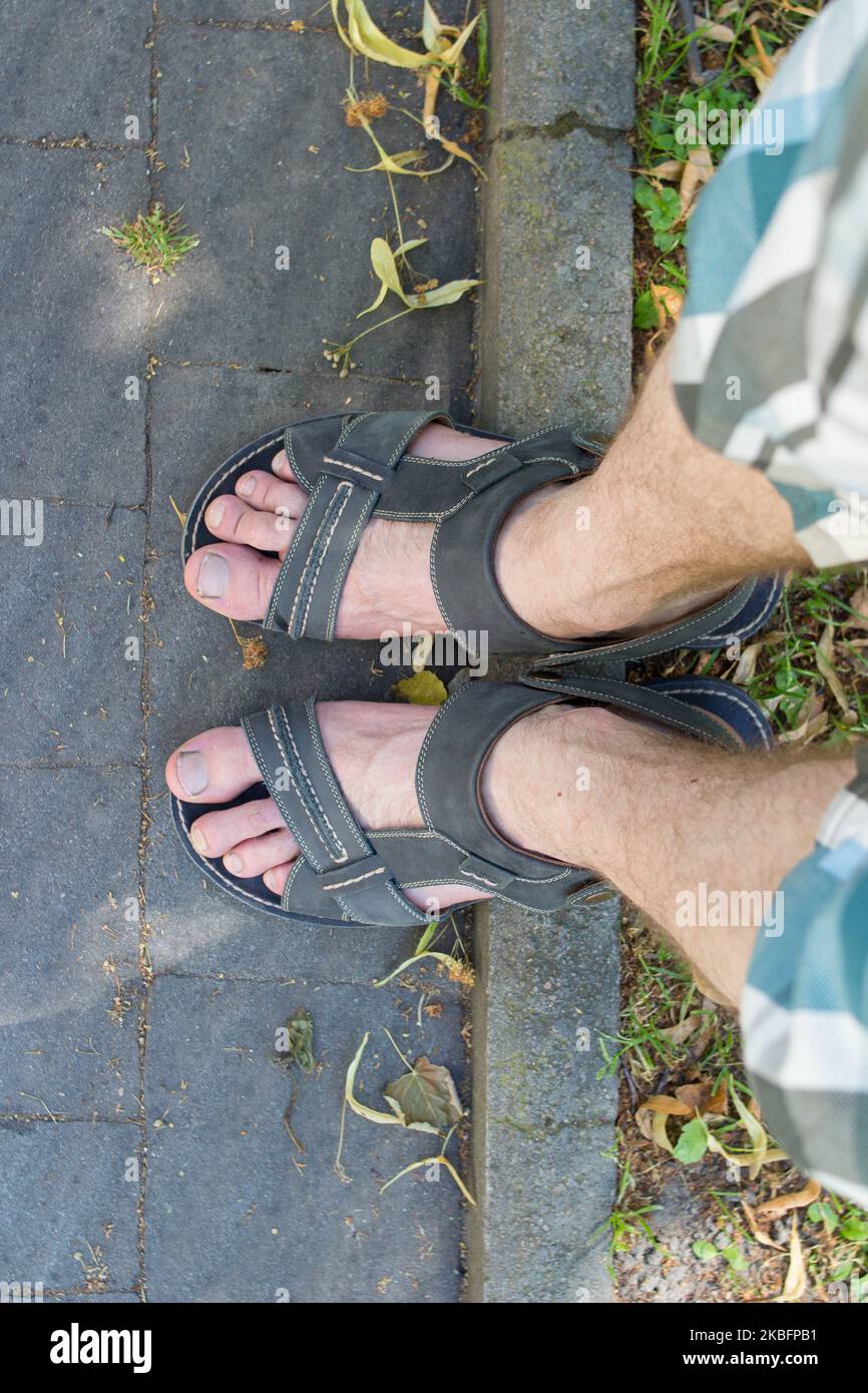 Feet man in sandals standing fotografías e imágenes de alta resolución -  Alamy