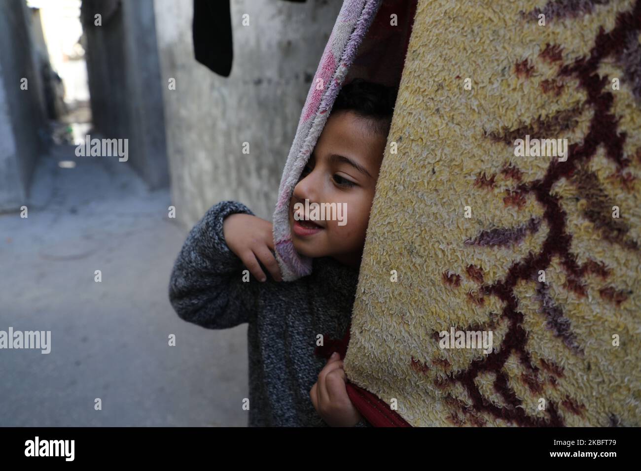 Niños palestinos juegan en el campamento de refugiados palestinos al-Shati, en la ciudad de Gaza, el 30 de enero de 2020. Los palestinos han rechazado las propuestas de paz del presidente Donald Trump, pero pueden tener dificultades para retroceder si Israel comienza a implementar el plan anexando asentamientos y partes clave de Cisjordania (foto de Majdi Fathi/NurPhoto) Foto de stock