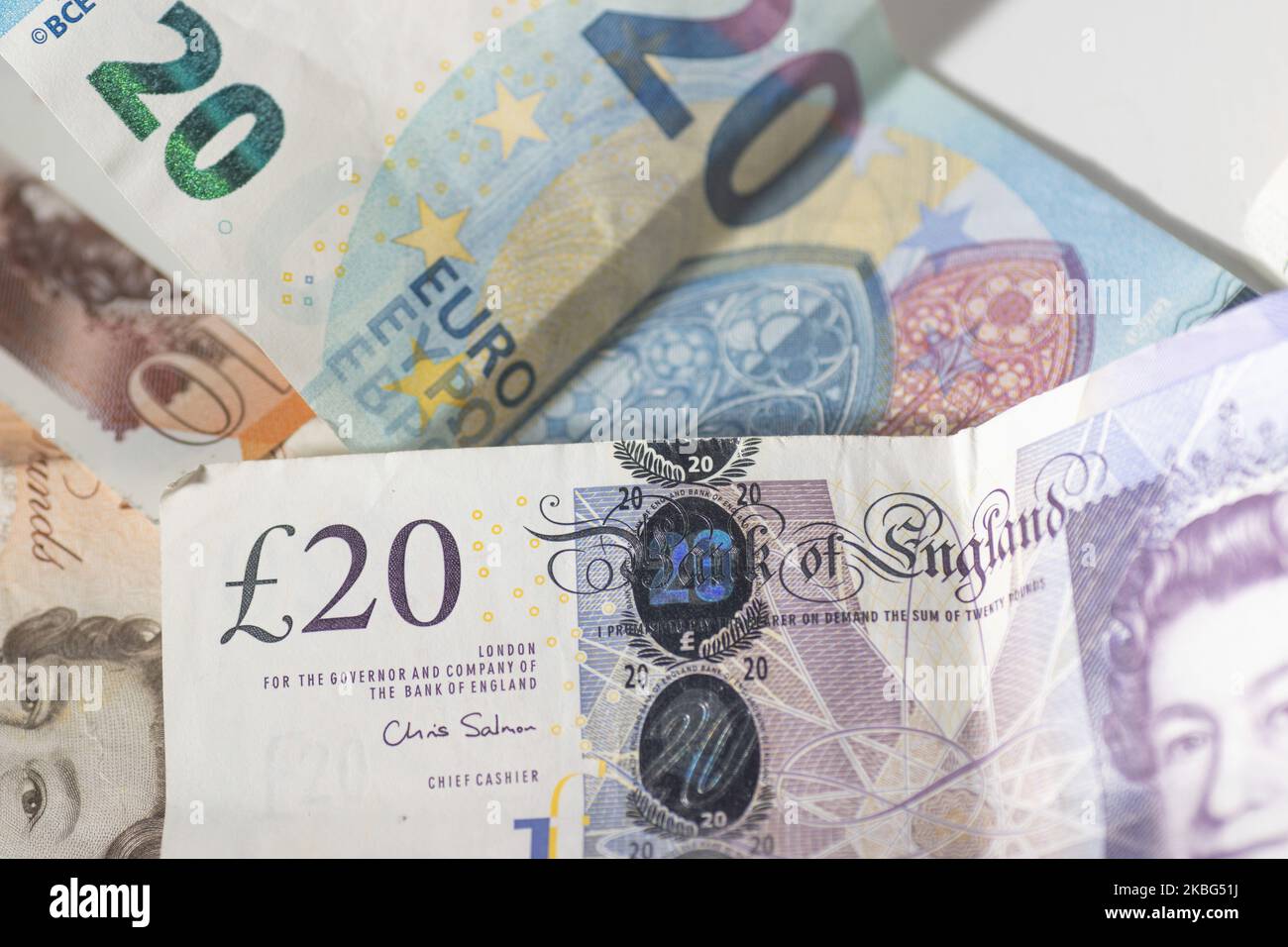 Moneda, tipo de cambio, ilustración de la foto mezcla de dinero, libras  esterlinas / libras esterlinas GBP y euros EUR billetes de papel y moneda  en primer plano fotos después del Brexit.