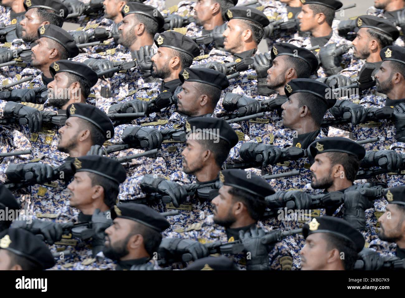 El personal militar de Sri Lanka marcha durante las celebraciones del Día de la Independencia de Sri Lanka 72nd en Colombo el 4 de febrero de 2020. (Foto de Akila Jayawardana/NurPhoto) Foto de stock