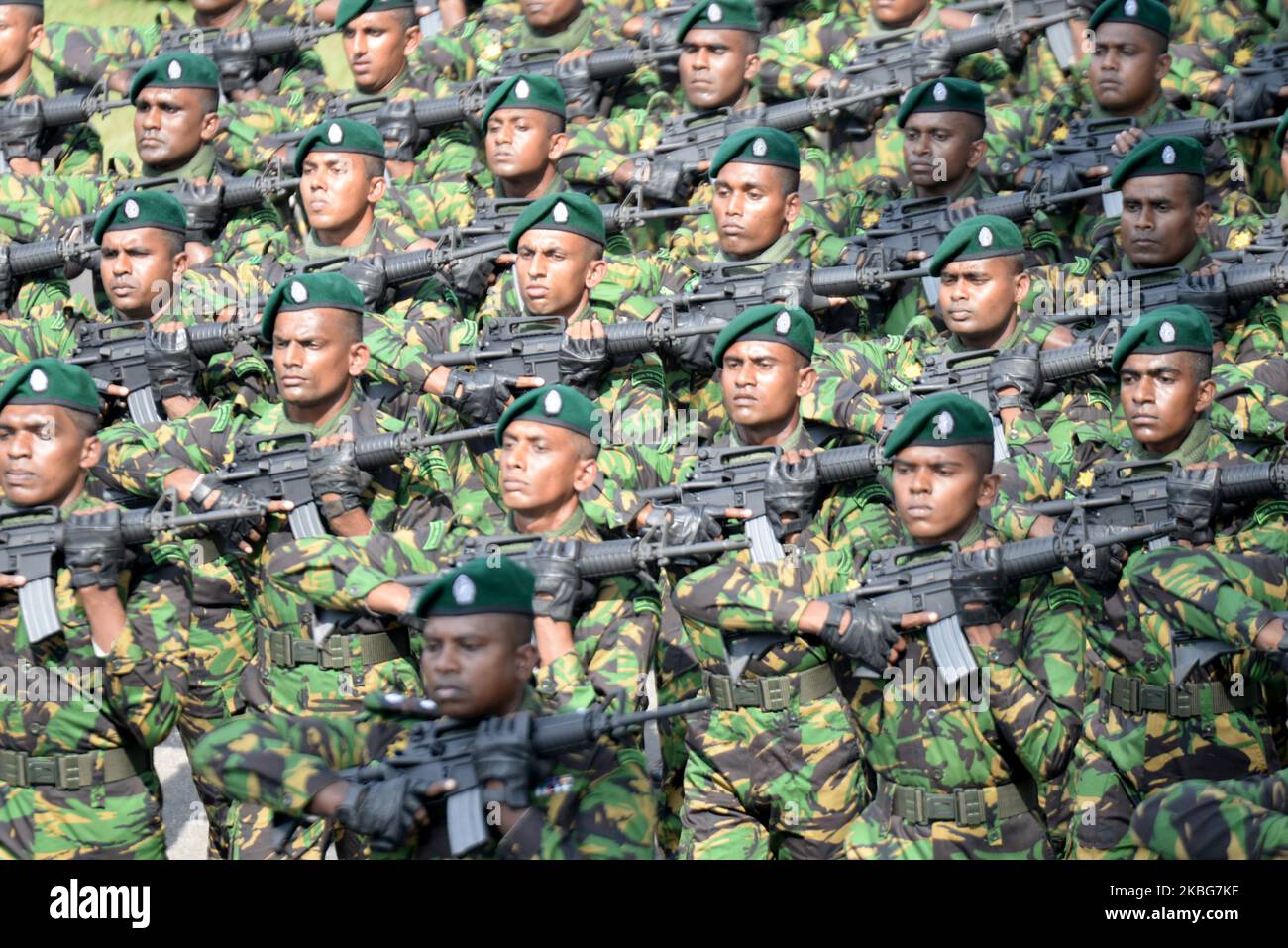 El personal militar de Sri Lanka marcha durante las celebraciones del Día de la Independencia de Sri Lanka 72nd en Colombo el 4 de febrero de 2020. (Foto de Akila Jayawardana/NurPhoto) Foto de stock