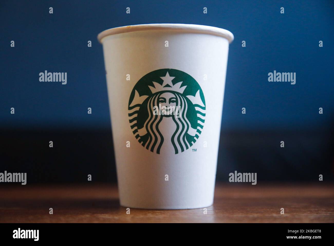 El logotipo de Starbucks se ve en una taza de café de papel desechable en esta foto ilustrativa tomada en Cracovia, Polonia, el 4 de febrero de 2020. (Foto de Jakub Porzycki/NurPhoto) Foto de stock