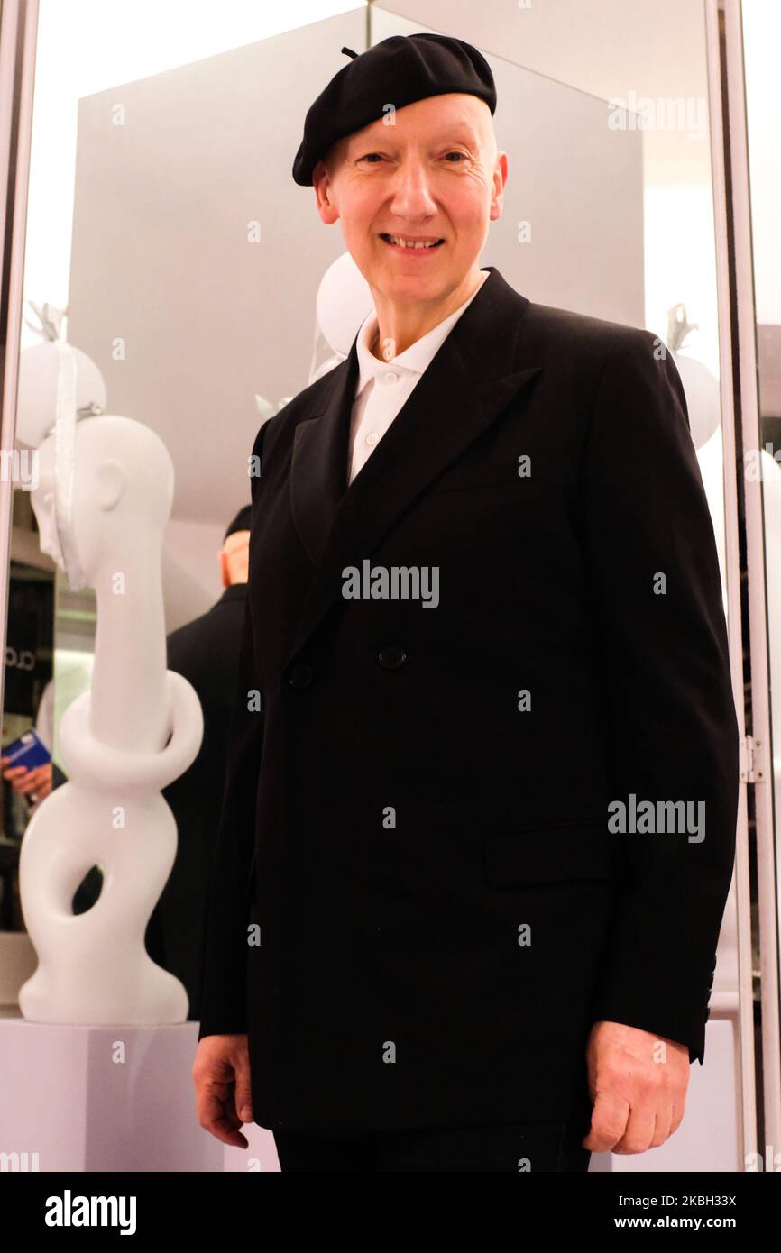 El diseñador Stephen Jones en la presentación de Stephen Jones Millinery durante la Semana de la Moda de Londres el 2020 de febrero del 15 de febrero de 2020 en Londres, Inglaterra. Stephen Jones celebra su 40th aniversario, presentando su colección de AW20 llamada 'It's About Time'. (Foto de Alberto Pezzali/NurPhoto) Foto de stock