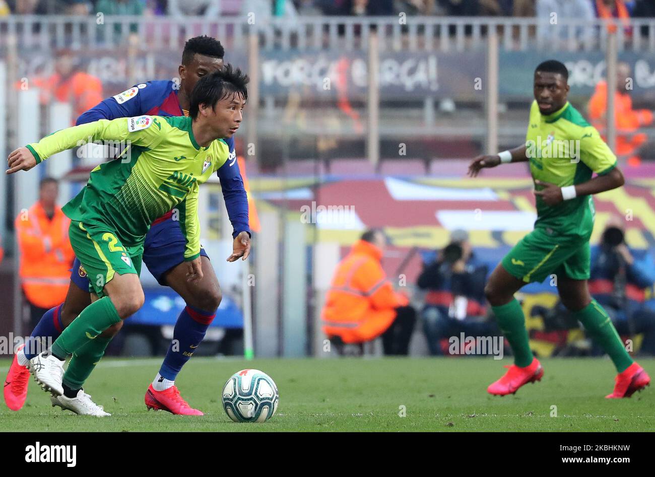 Takashi Inui durante el partido entre el FC Barcelona y el SD Eibar, correspondiente a la semana 25 de la Liga Santander, jugó en el estadio Camp Nou, el 22th de febrero de 2020, en Barcelona, España. -- (Foto de Urbanandsport/NurPhoto) Foto de stock