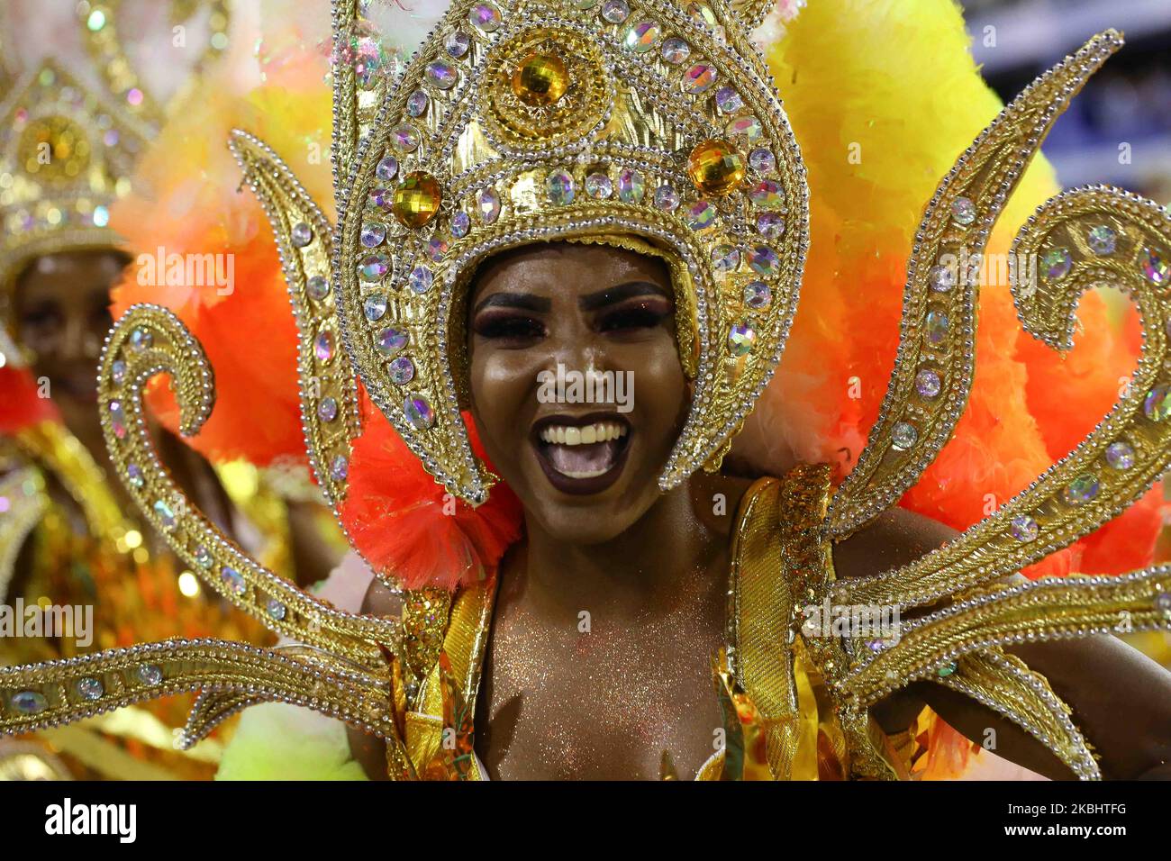 Miembros de la Escuela de samba Salgueiro actúan durante la última