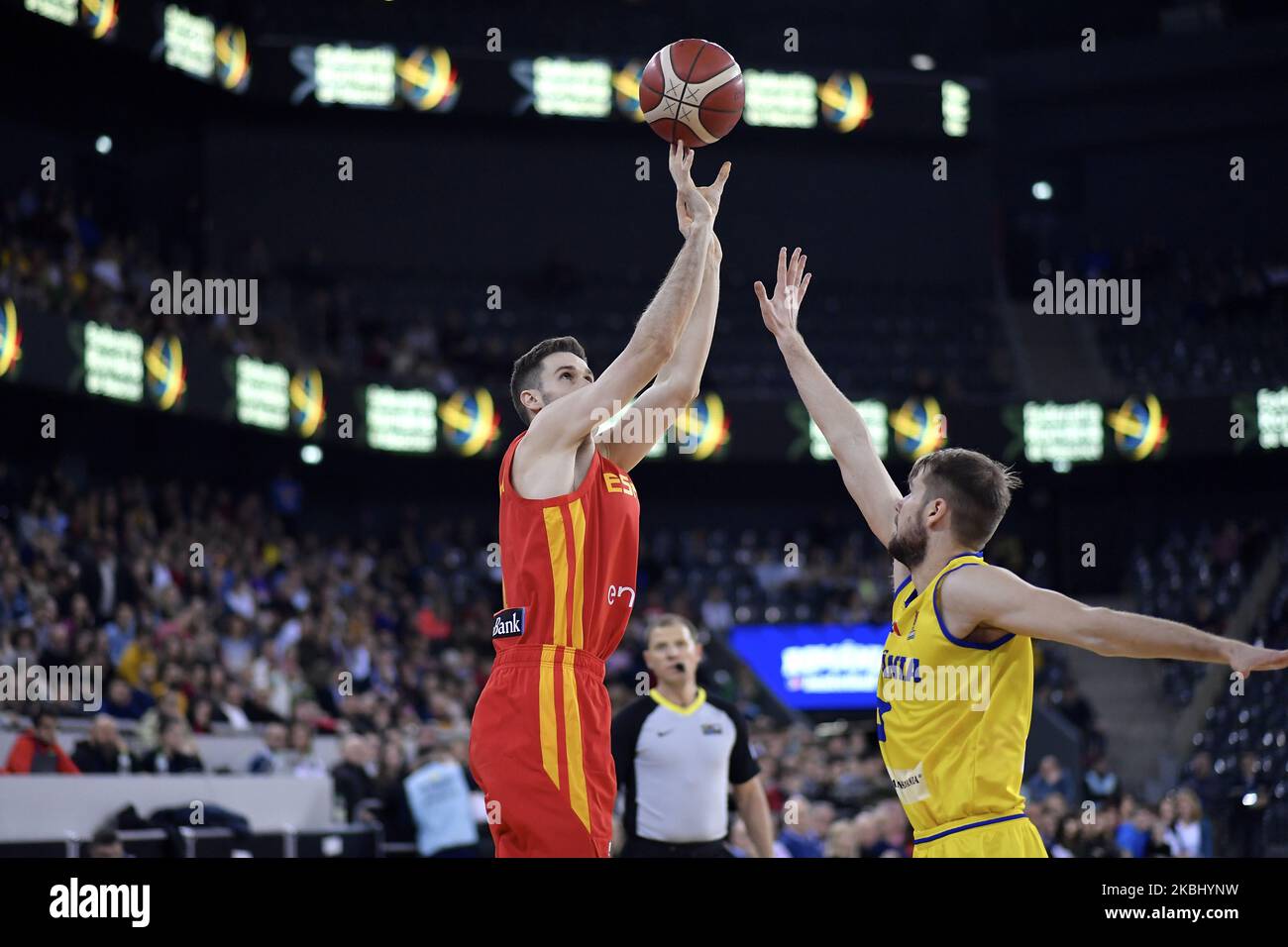 Xabi Lopez-Arostegui de España en acción contra Dragos Diculescu de Rumanía  durante el partido de la FIBA EuroBasket Qualifiers Group Phase Group A  entre Rumanía y España, en Cluj Napoca, Rumanía, el