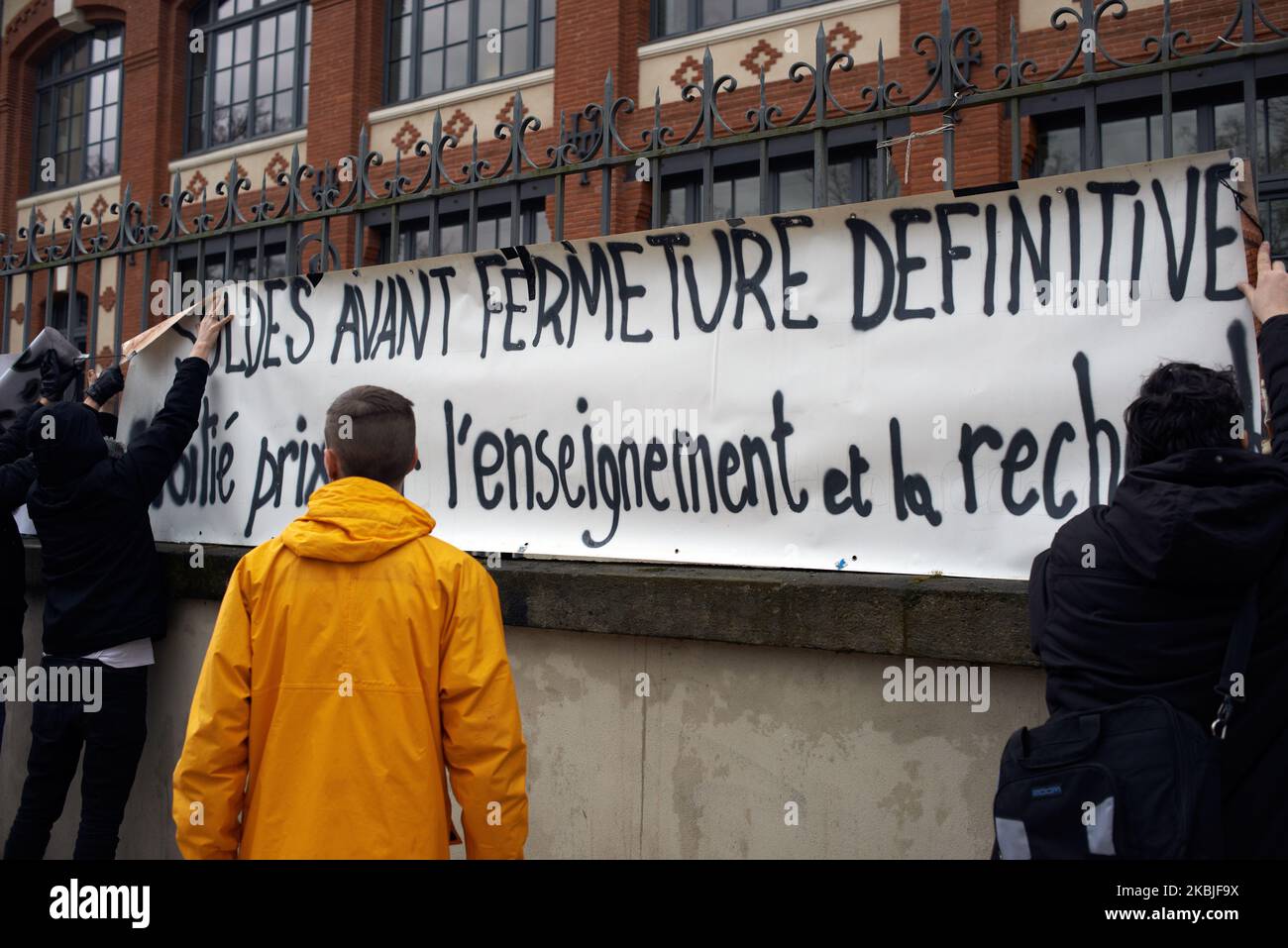 Los estudiantes pusieron una pancarta en la Universidad Federal de Toulouse. Dice «Descuento antes de cerrar, mitad de precio en investigación y enseñanza». Varios miles de manifestantes salieron a las calles de Toulouse para asistir a una manifestación convocada por los sindicatos CGT, FO y SUD. Protestaron contra la utilización del artículo 49,3 de la Constitución francesa por el Primer Ministro Edouard Philippe. Este artículo pasa por alto a la Asamblea Nacional y la ley se considera aprobada. El Primer Ministro Philippe la usa para la reforma de pensiones de Macron. Toulouse. Francia. Marzo 5th 2020. (Foto de Alain Pitton/NurPhoto) Foto de stock