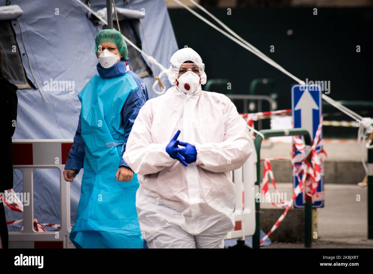 Trabajadores médicos en Padova, Italia, el 13 de marzo de 2020 durante las restricciones gubernamentales contra la corona del virus. (Foto de Massimo Bertolini/NurPhoto) Foto de stock