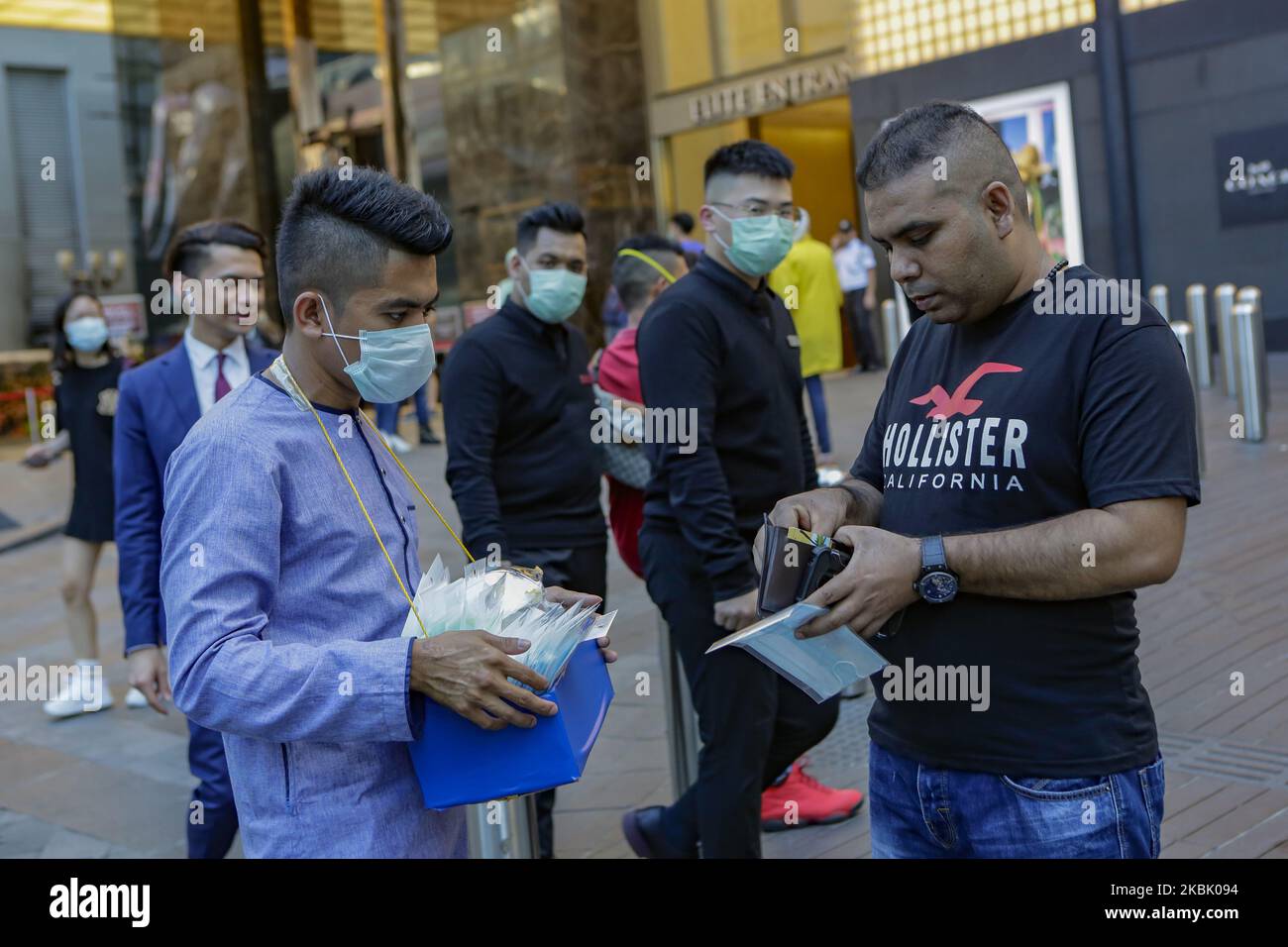 Vendedores ambulantes locales de máscaras contra la propagación del Coronavirus COVID-19 en Kuala Lumpur, Malasia, 14 de marzo de 2020. Más de 70.000 personas se han recuperado del coronavirus en todo el mundo, casi la mitad del total de infecciones registradas desde que comenzó el brote. (Foto de Aizuddin Saad/NurPhoto) Foto de stock