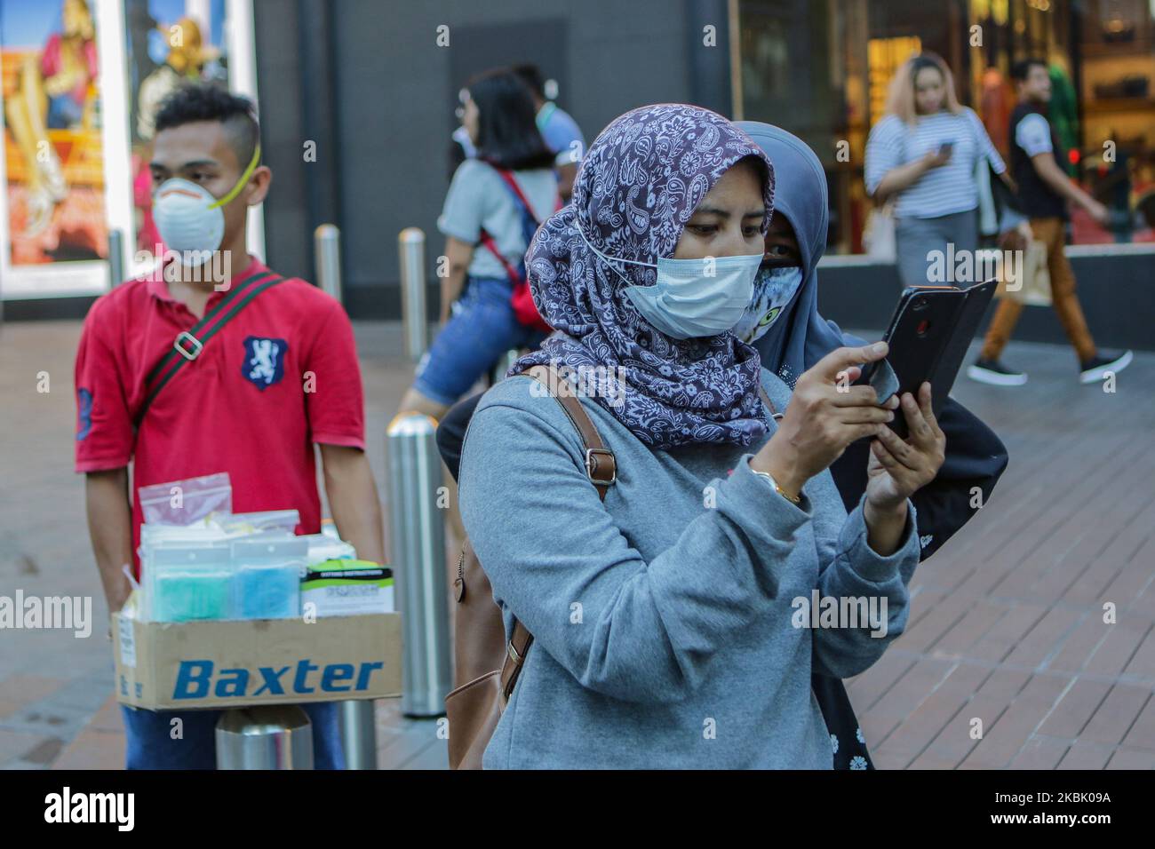 Personas que llevaban máscaras al tomar medidas cautelares contra la propagación del Coronavirus COVID-19 en Kuala Lumpur, Malasia, 14 de marzo de 2020. Más de 70.000 personas se han recuperado del coronavirus en todo el mundo, casi la mitad del total de infecciones registradas desde que comenzó el brote. (Foto de Aizuddin Saad/NurPhoto) Foto de stock