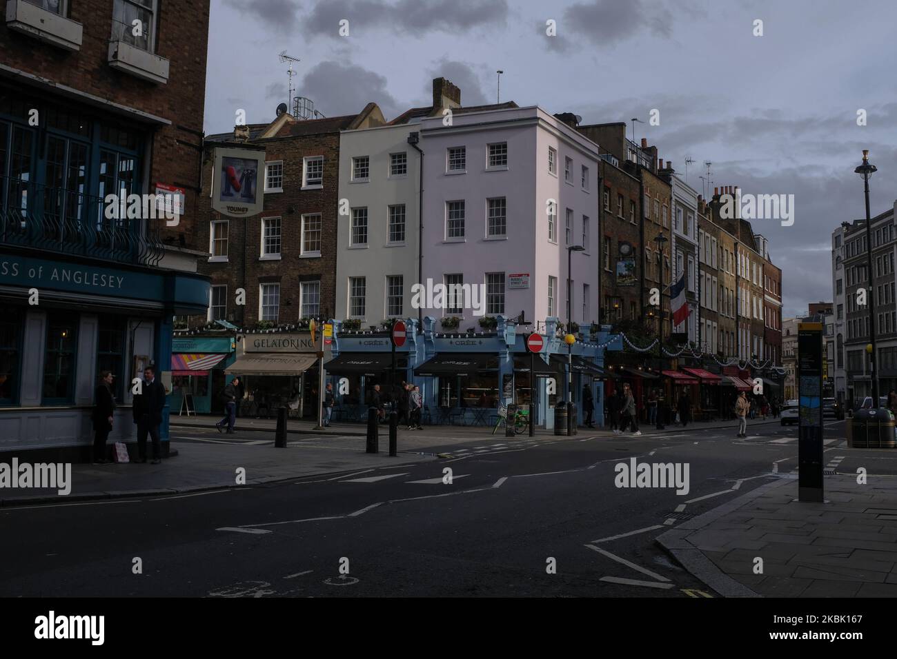 La gente camina por las calles del centro de Londres usando máscaras