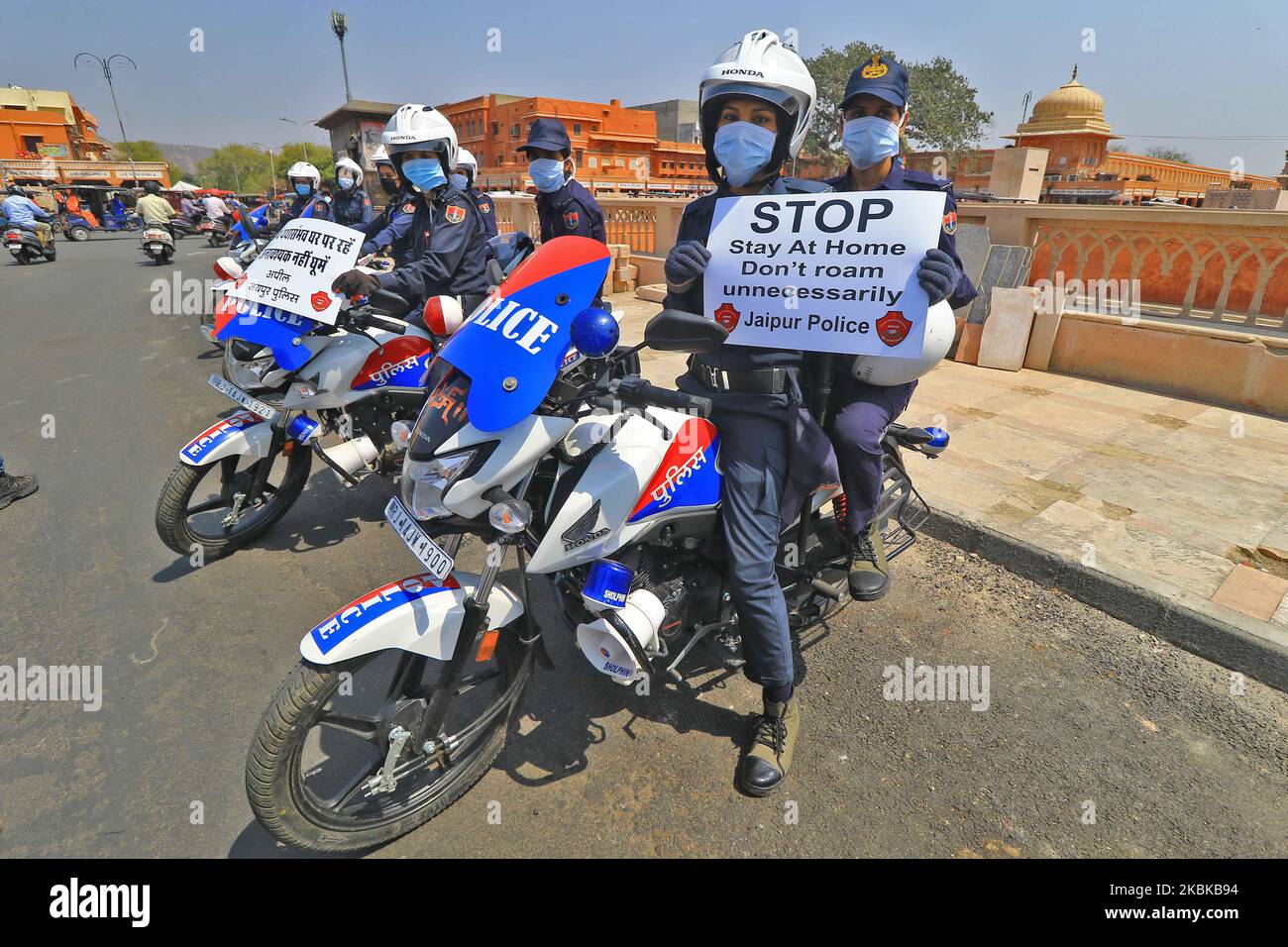 Personal policial durante la campaña de concienciación , a raíz del mortal coronavirus en Jaipur, Rajasthan, India, el 21 de marzo de 2020. (Foto de Vishal Bhatnagar/NurPhoto) Foto de stock
