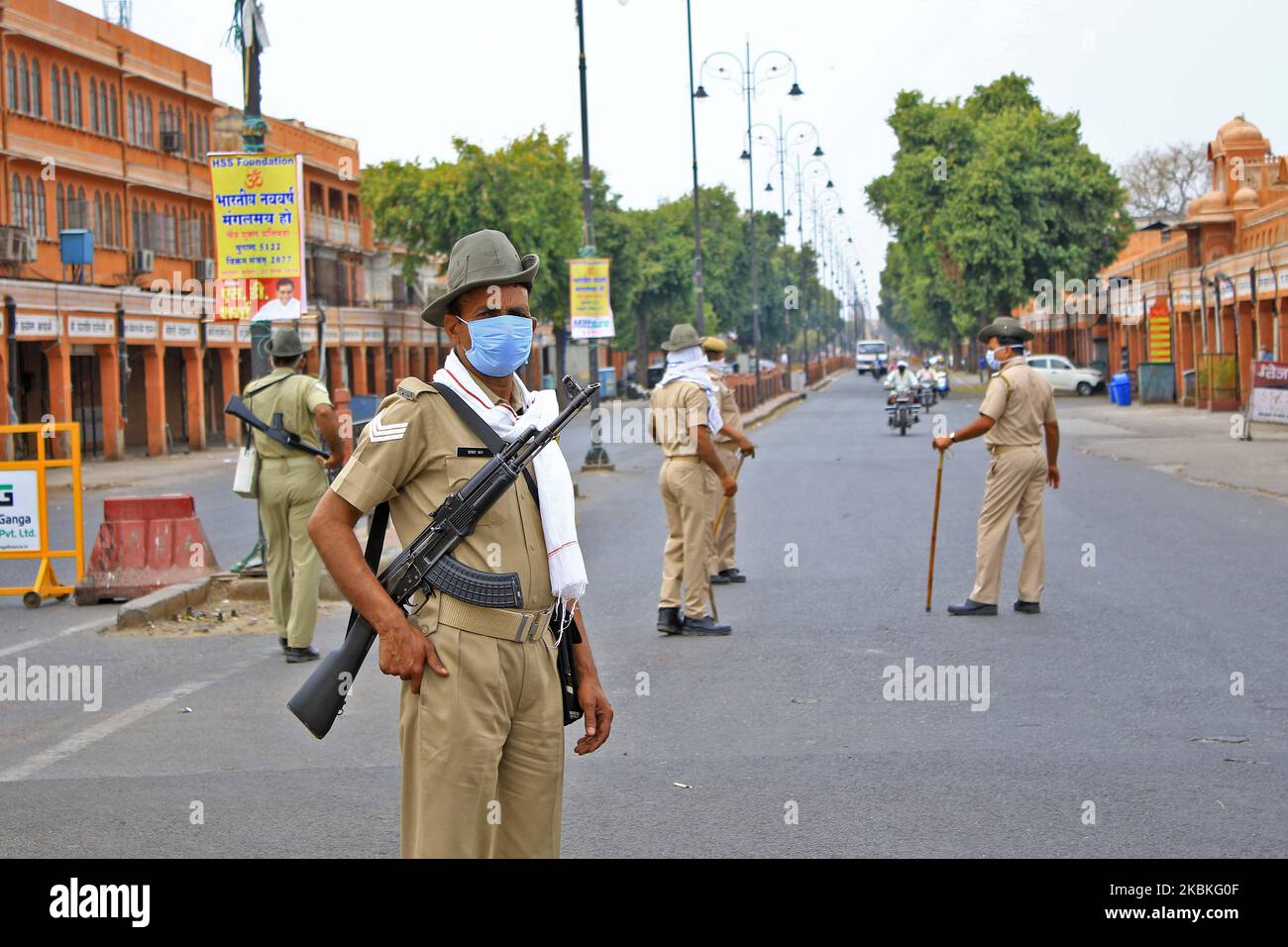 El personal de policía durante el cierre impuesto a raíz de la novela mortal de la pandemia de coronavirus en Jaipur, Rajasthan, India. Marzo de 24,2020. (Foto de Vishal Bhatnagar/NurPhoto) Foto de stock
