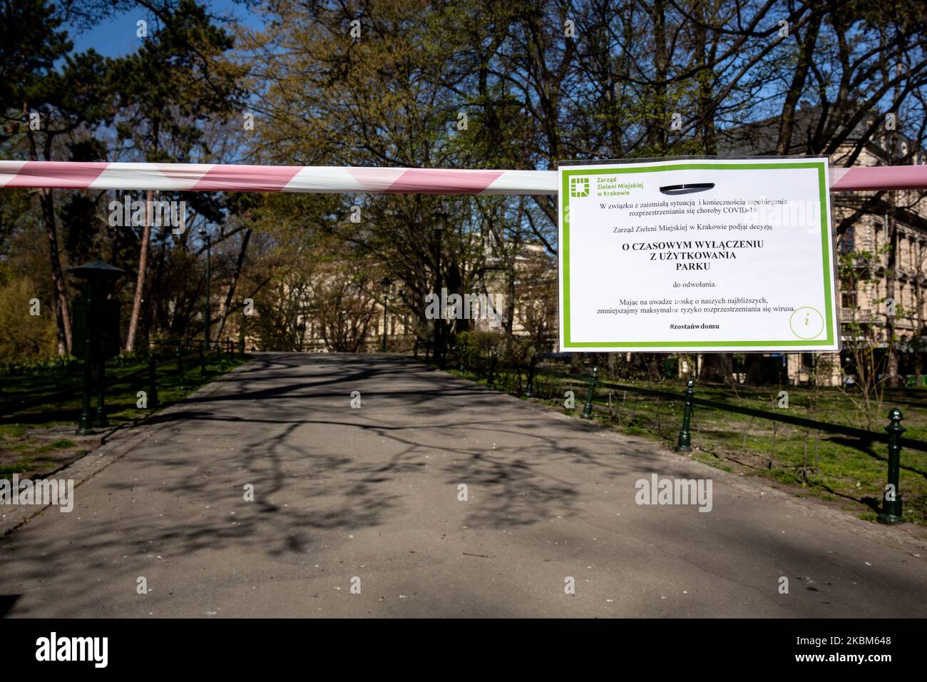 Planty, un parque famoso en un centro de Cracovia está cerrado al público debido al crecimiento de la pandemia de coronavirus en Polonia, el 8 de abril de 2020. En abril de 8, en Polonia había unos 5200 casos de Covid-19 y más de 150 muertes. Para combatir la propagación de la pandemia de Covid-19, el gobierno polaco alienta al público a permanecer en casa en todo momento, endurece la regulación en relación con la vida social. (Foto de Dominika Zarzycka/NurPhoto) Foto de stock