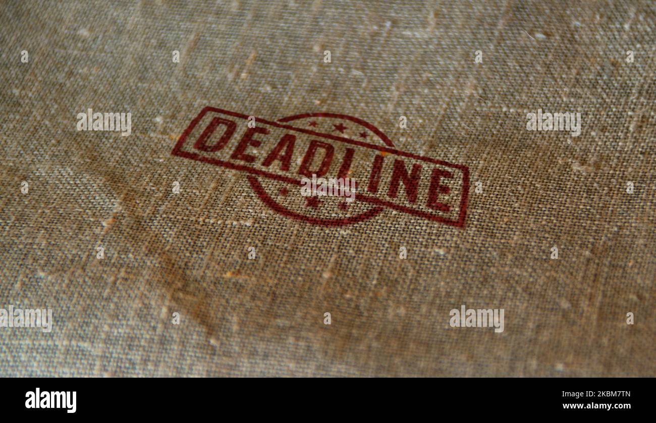 Sello de fecha límite impreso en saco de lino. Programación del tiempo de negocio y concepto del plan de trabajo. Foto de stock