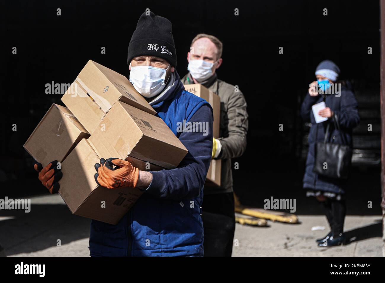 Voluntarios y empleados de los servicios municipales en la carga de ayuda  humanitaria para los ciudadanos en la ciudad de San Petersburgo, Rusia, el  10 de abril de 2020. Los paquetes de