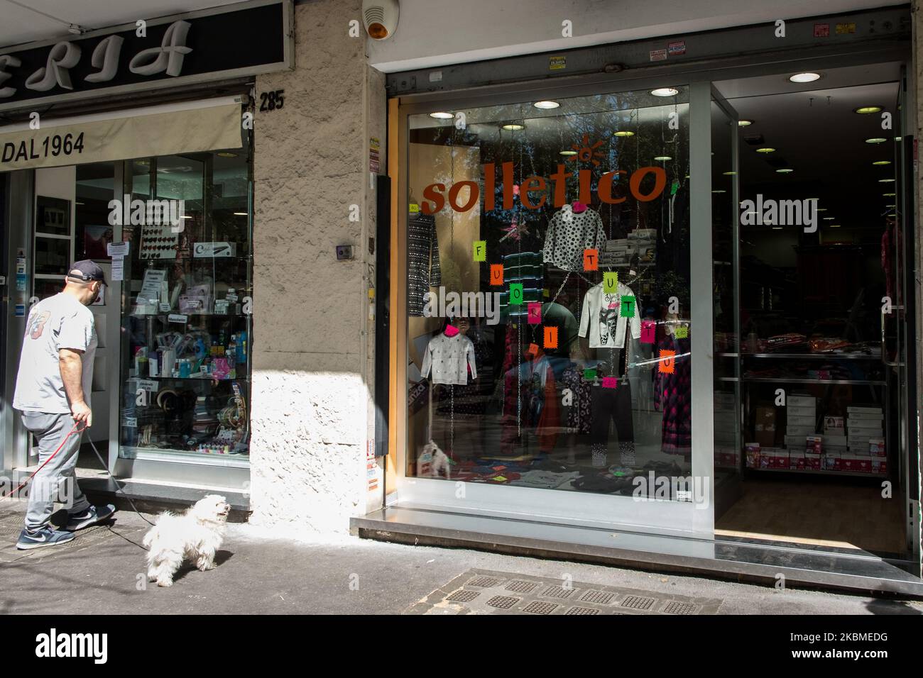 , Una tienda de ropa para niños, después de que se le permitió reabrir