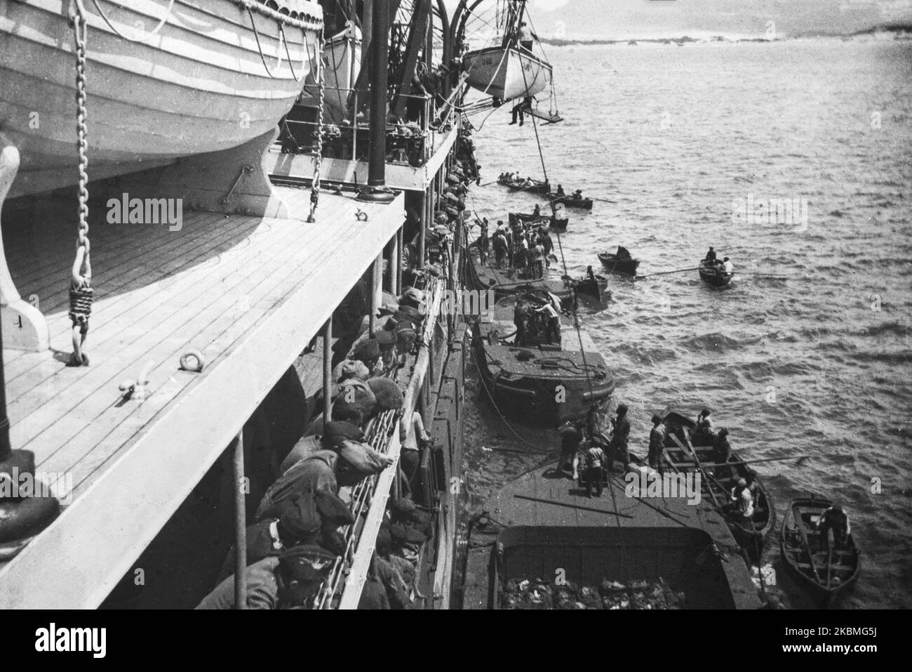 Tropas británicas de camino a luchar en la guerra de los Boer, mirando por el lado de su nave tropa, que acaba de llegar a Sudáfrica, Foto de stock