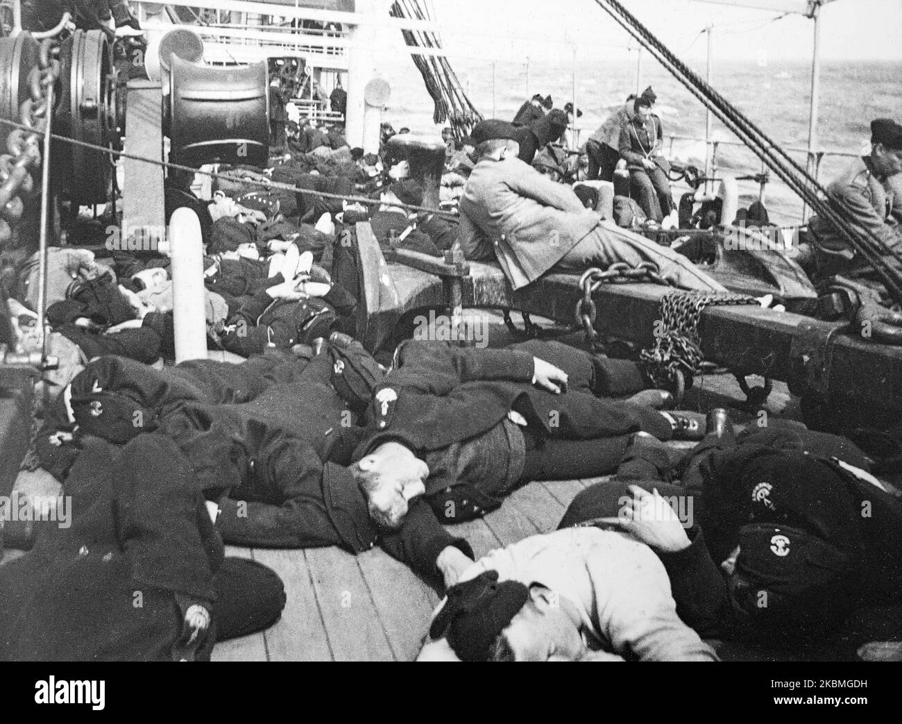 Las tropas británicas relajándose en la cubierta de un barco que ism les lleva a luchar en la Guerra de los Bóers. Foto de stock
