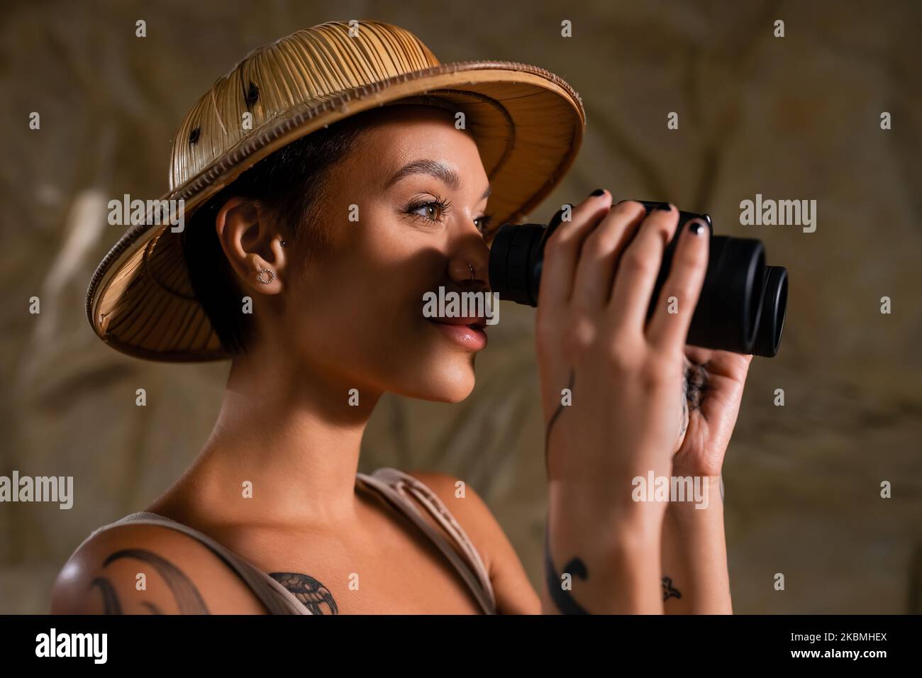 Sombrero fedora y látigo sobre un antiguo stonewall. donde es indiana  Fotografía de stock - Alamy