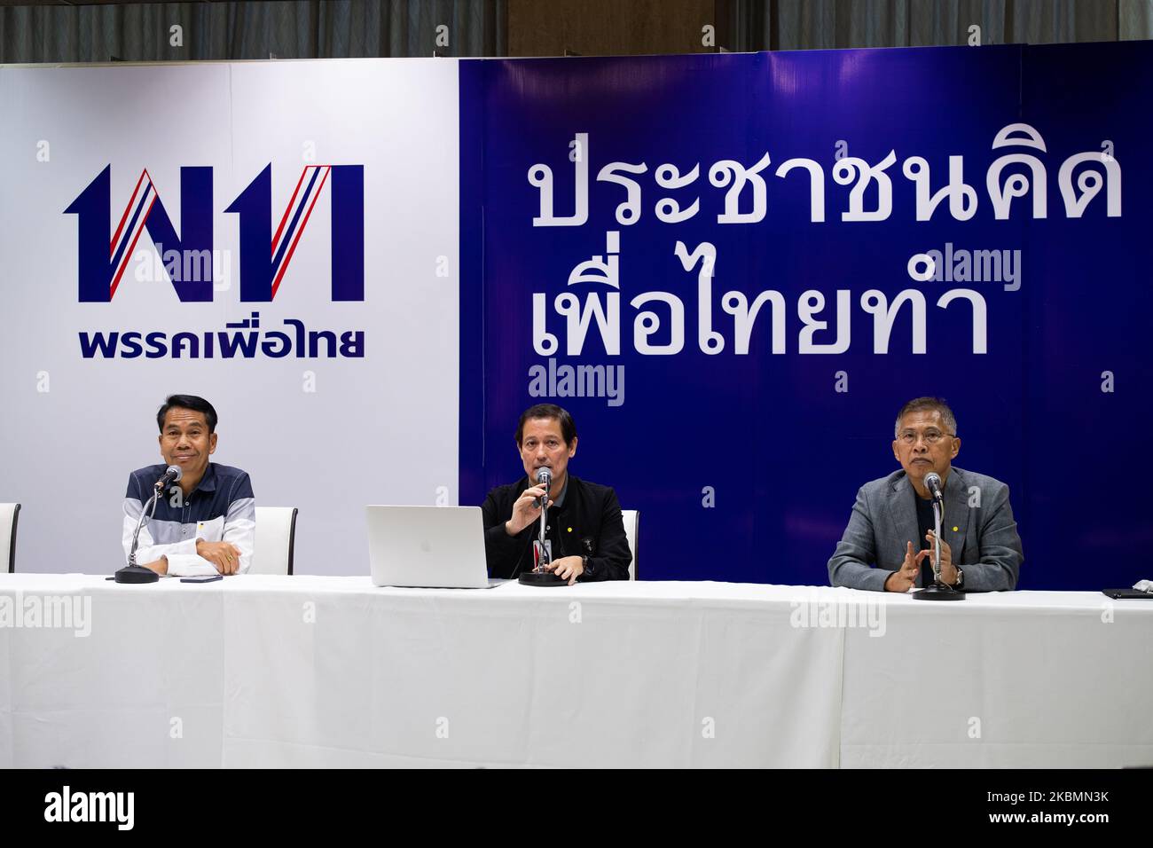 (Izquierda-derecha) Sutin Klungsang, Anudith Nakornthap y Watana Muangsook, miembro del comité estratégico del Partido Pheu Thai, en conferencia de prensa sobre el tema de los préstamos gubernamentales para resolver la situación de la epidemia en la sede del Partido Pheu Thai, el 21 de abril de 2020 en Bangkok, Tailandia. (Foto de Vachira Vachira/NurPhoto) Foto de stock