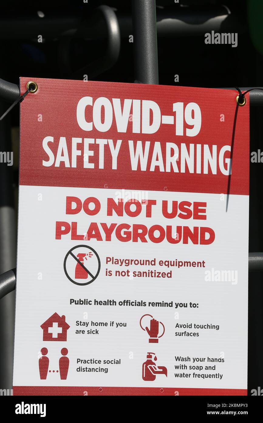 Aviso en un patio de recreo que fue cerrado debido al nuevo coronavirus