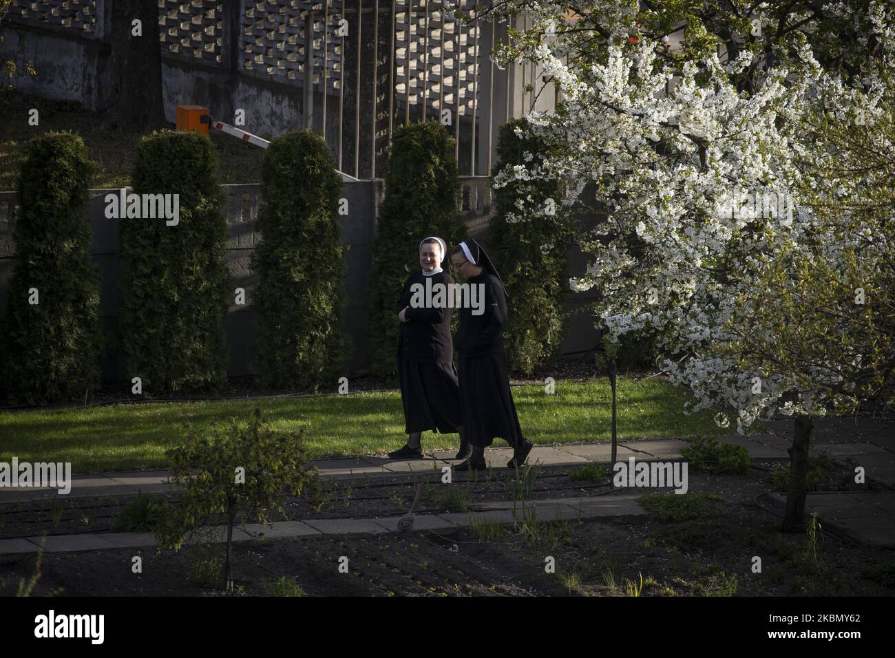 Se ve a monjas caminando en un monasterio en Varsovia, Polonia, el 25 de  abril de 2020. Polonia ha estado frenando lentamente las restricciones a la  vida pública durante la epidemia del