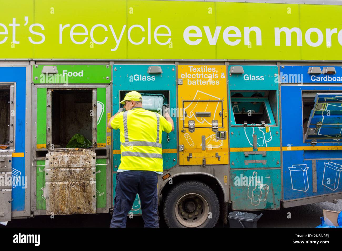 Los trabajadores del consejo recogen basura reciclable en un camión especialmente diseñado en Batheaston, Somerset, Inglaterra, Reino Unido Foto de stock
