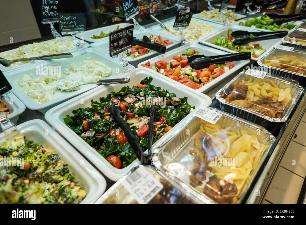 Selección, variedad, varias ensaladas de autoservicio en un bar de ensaladas en un deli o supermercado en exhibición en Sudáfrica Foto de stock