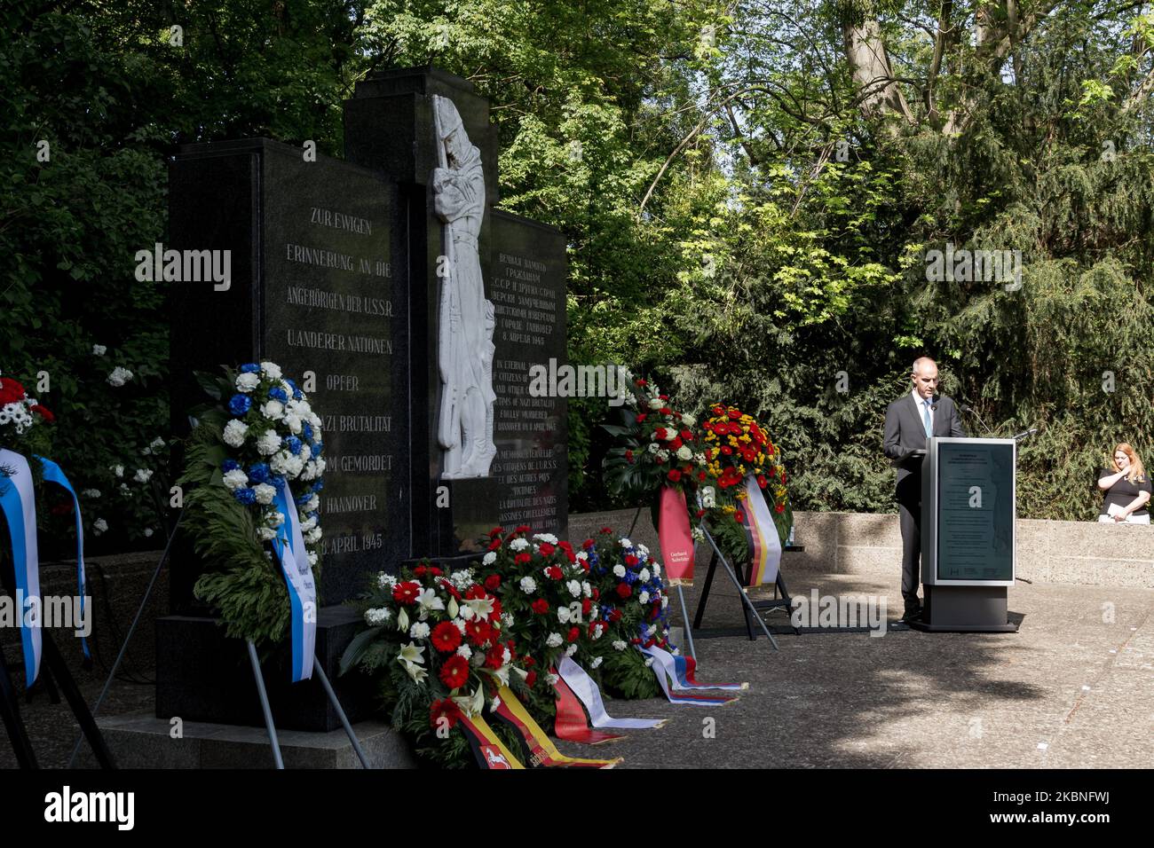 BELIT Onay, Alcalde de Hanover, habla en el acto de conmemoración del 75th aniversario de la liberación, la capitulación de la Alemania nacionalsocialista, que se celebró en Hanover el 8 de mayo de 2020, en conmemoración de las víctimas de la dictadura nacionalsocialista y una señal contra el extremismo de derecha y el racismo que están surgiendo. Debido a la crisis de Corona, la conmemoración silenciosa tuvo lugar en pequeños círculos. (Foto de Peter Niedung/NurPhoto) Foto de stock