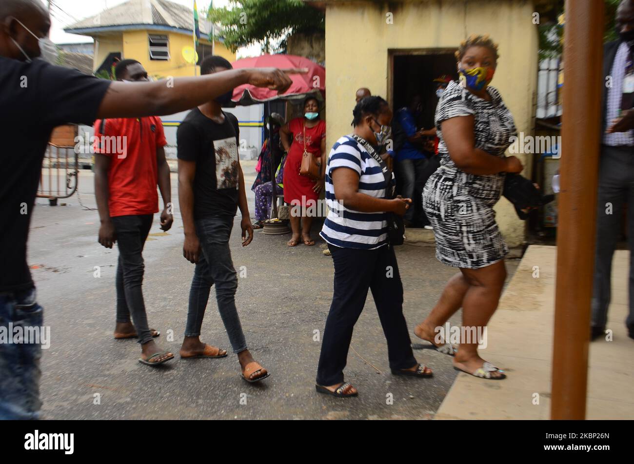 Delincuentes CORONAVIRUS COVID-19 a la espera de sentencias en el Tribunal Móvil del Estado de Lagos, después de que el Tribunal de Delitos Especiales (Móvil) del Estado de Lagos sentenciara a 202 personas al servicio comunitario y una multa de N5.000 dólares cada uno por violar la estancia en casa destinada a contener la propagación de la pandemia de Covid-19 el martes 19 de mayo 2020. (Foto de Olukayode Jaiyeola/NurPhoto) Foto de stock
