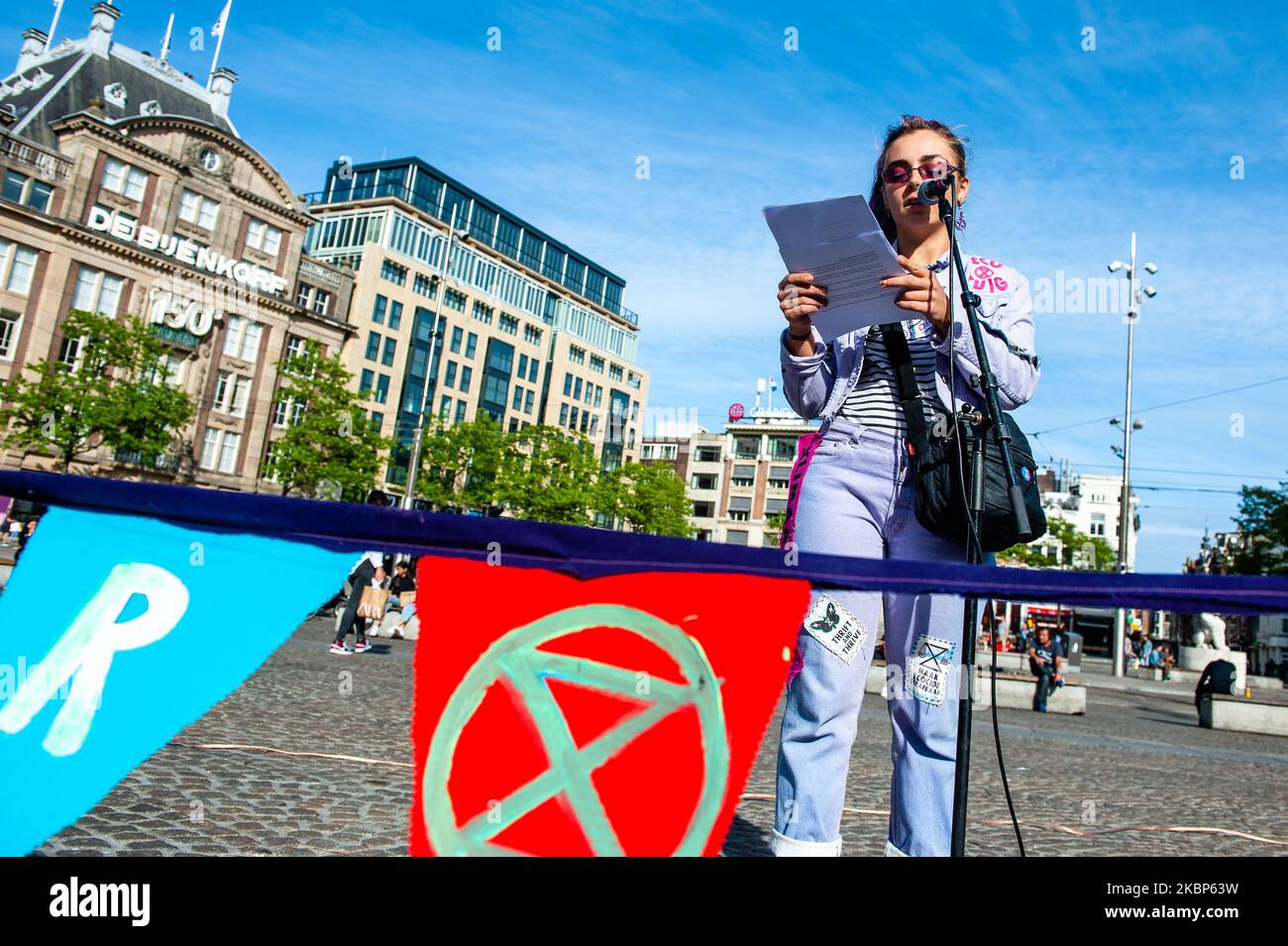 Un activista de XR pronunciará un discurso durante una acción de XR contra la industria de la moda rápida en Ámsterdam, el 22nd de mayo de 2020. (Foto de Romy Arroyo Fernandez/NurPhoto) Foto de stock