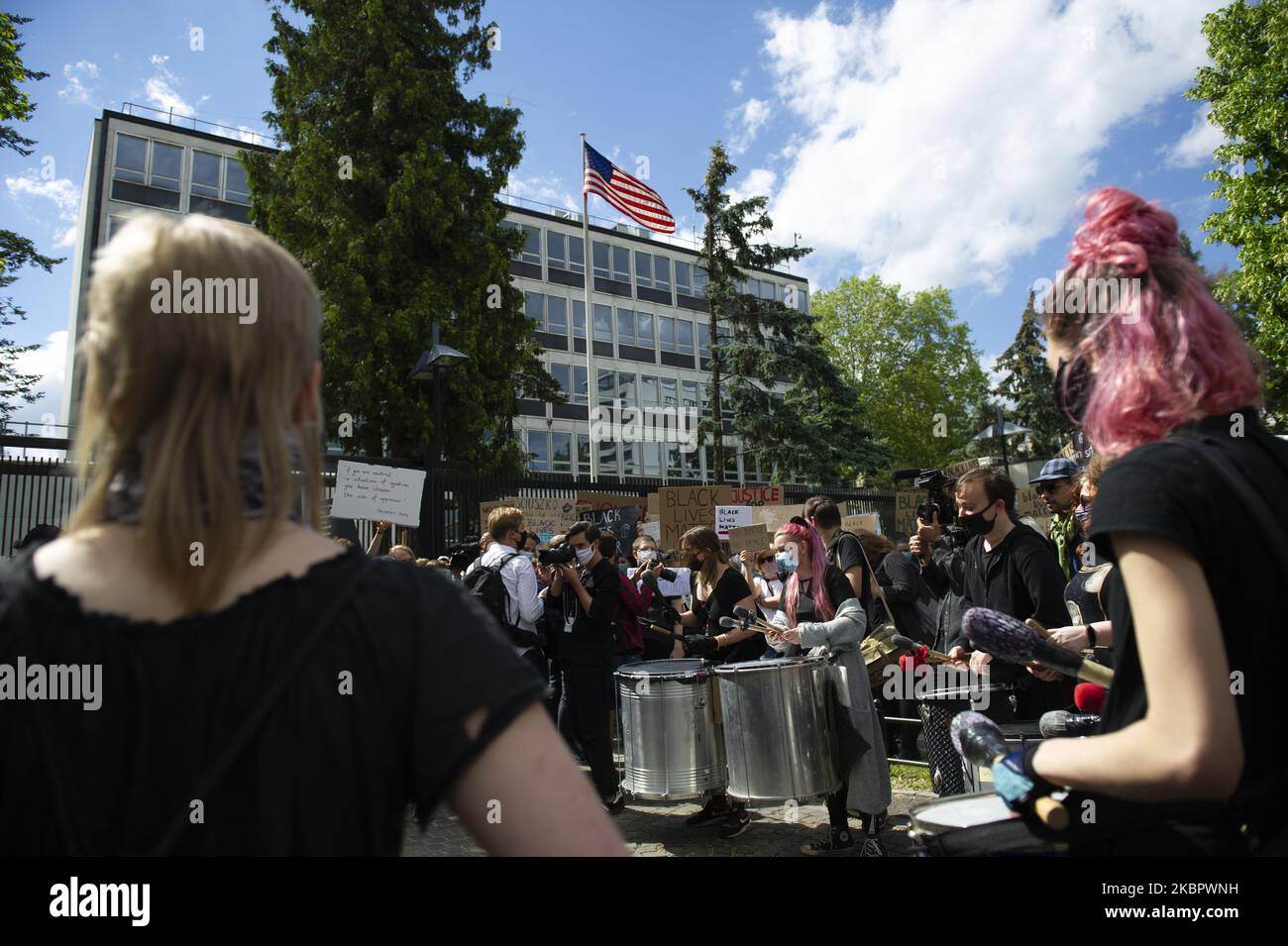 Los manifestantes tocan la batería durante una protesta frente a la embajada de Estados Unidos en Varsovia, Polonia, el 6 de junio de 2020. La gente se reunió frente a la embajada estadounidense en Varsovia para apoyar a los manifestantes en Estados Unidos y para subrayar que el abuso de poder por parte de la policía no es sólo una cuestión estadounidense. George Floyd murió el 25 de mayo de 2020 después de que Derek Chauvin, un oficial de policía involucrado en su arresto en Minneapolis se arrodilló en el cuello durante casi 9 minutos. (Foto de Aleksander Kalka/NurPhoto) Foto de stock