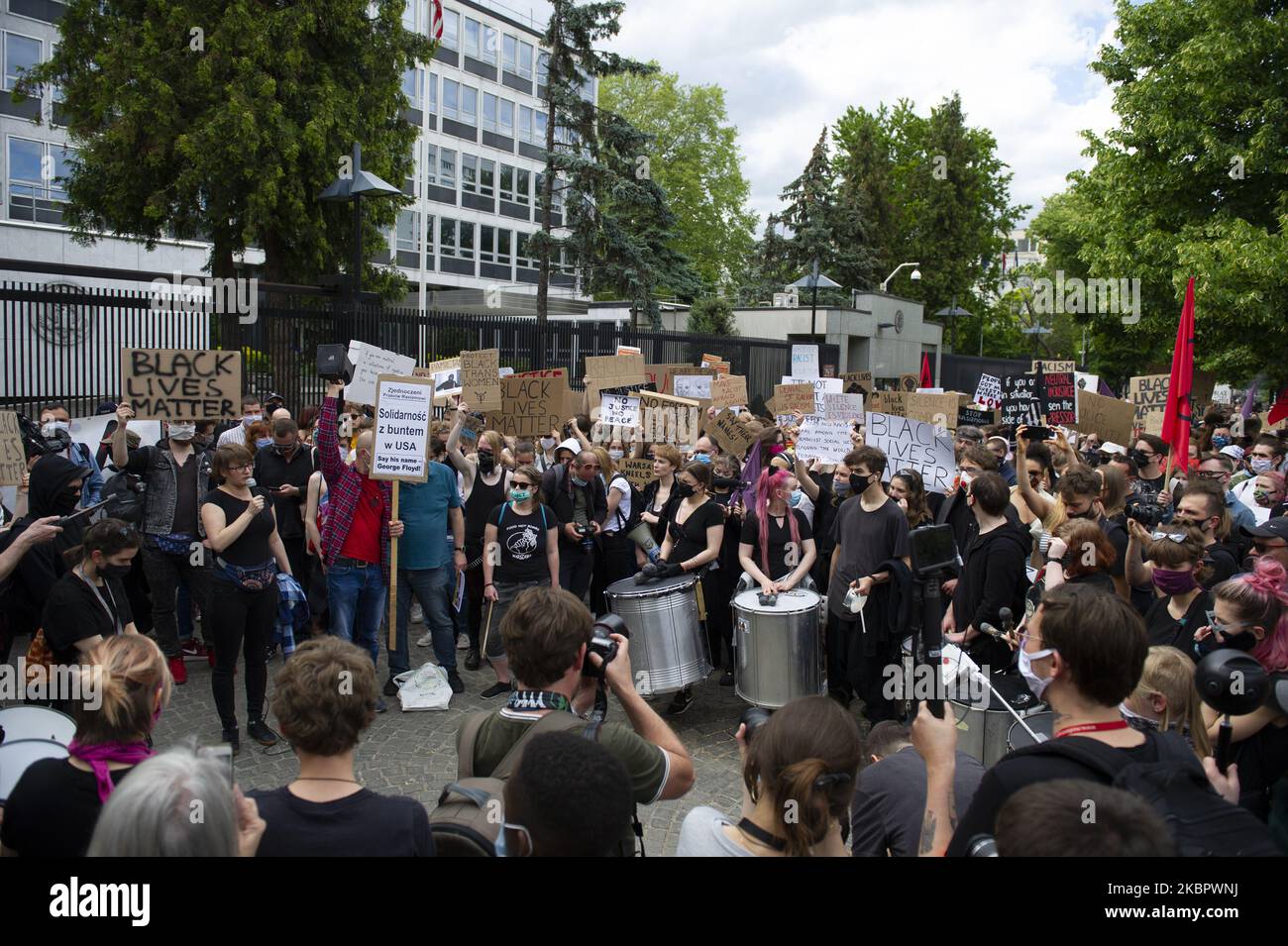 Los manifestantes se reúnen frente a la embajada estadounidense en Varsovia, Polonia, el 6 de junio de 2020. La gente se reunió frente a la embajada estadounidense en Varsovia para apoyar a los manifestantes en Estados Unidos y para subrayar que el abuso de poder por parte de la policía no es sólo una cuestión estadounidense. George Floyd murió el 25 de mayo de 2020 después de que Derek Chauvin, un oficial de policía involucrado en su arresto en Minneapolis se arrodilló en el cuello durante casi 9 minutos. (Foto de Aleksander Kalka/NurPhoto) Foto de stock