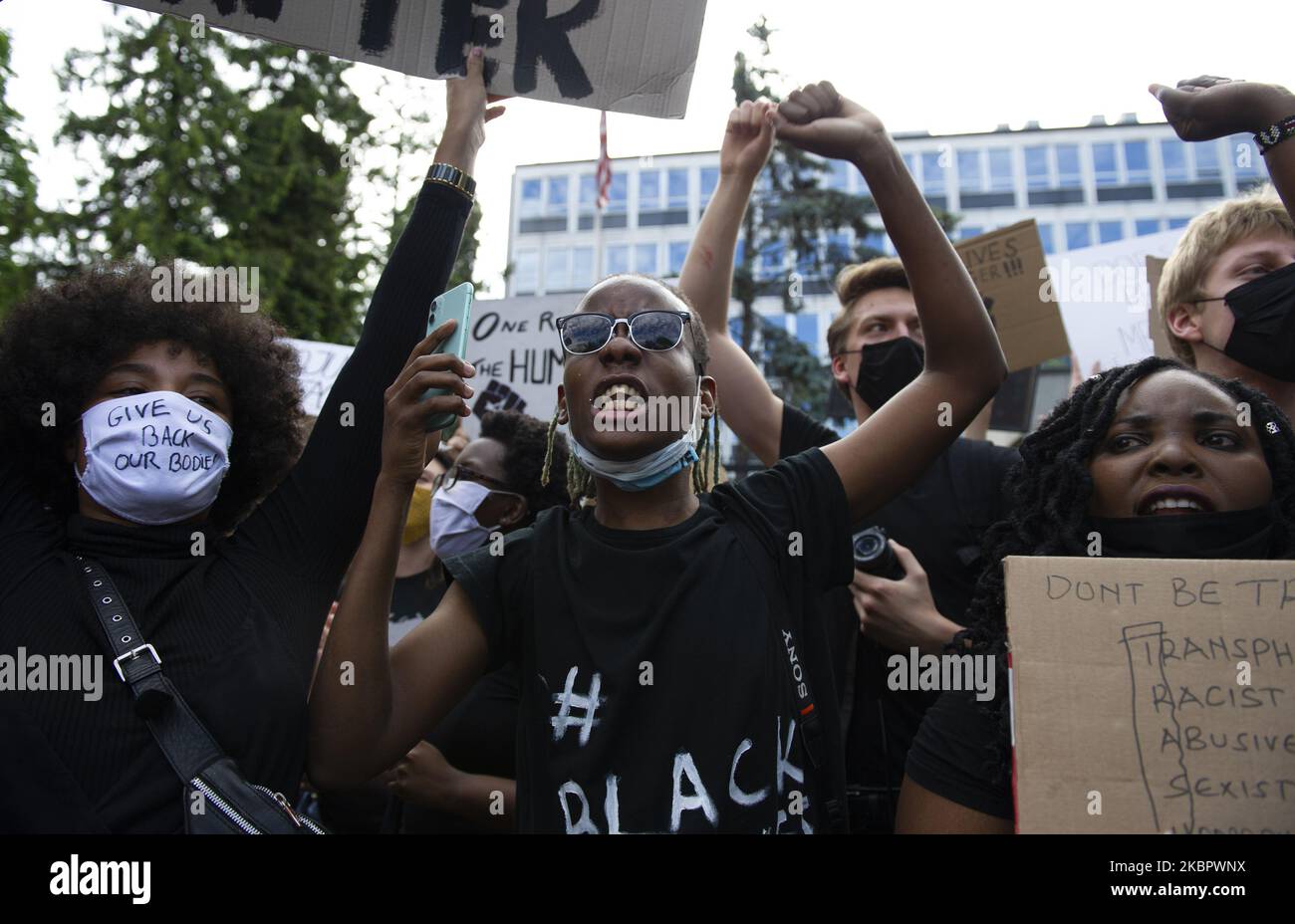 Un manifestante grita consignas durante una manifestación frente a la embajada estadounidense en Varsovia, Polonia, el 6 de junio de 2020. La gente se reunió frente a la embajada estadounidense en Varsovia para apoyar a los manifestantes en Estados Unidos y para subrayar que el abuso de poder por parte de la policía no es sólo una cuestión estadounidense. George Floyd murió el 25 de mayo de 2020 después de que Derek Chauvin, un oficial de policía involucrado en su arresto en Minneapolis se arrodilló en el cuello durante casi 9 minutos. (Foto de Aleksander Kalka/NurPhoto) Foto de stock