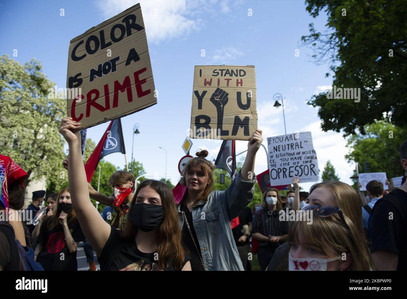 Manifestantes mantienen carteles durante una manifestación frente a la embajada estadounidense en Varsovia, Polonia, el 6 de junio de 2020. La gente se reunió frente a la embajada estadounidense en Varsovia para apoyar a los manifestantes en Estados Unidos y para subrayar que el abuso de poder por parte de la policía no es sólo una cuestión estadounidense. George Floyd murió el 25 de mayo de 2020 después de que Derek Chauvin, un oficial de policía involucrado en su arresto en Minneapolis se arrodilló en el cuello durante casi 9 minutos. (Foto de Aleksander Kalka/NurPhoto) Foto de stock