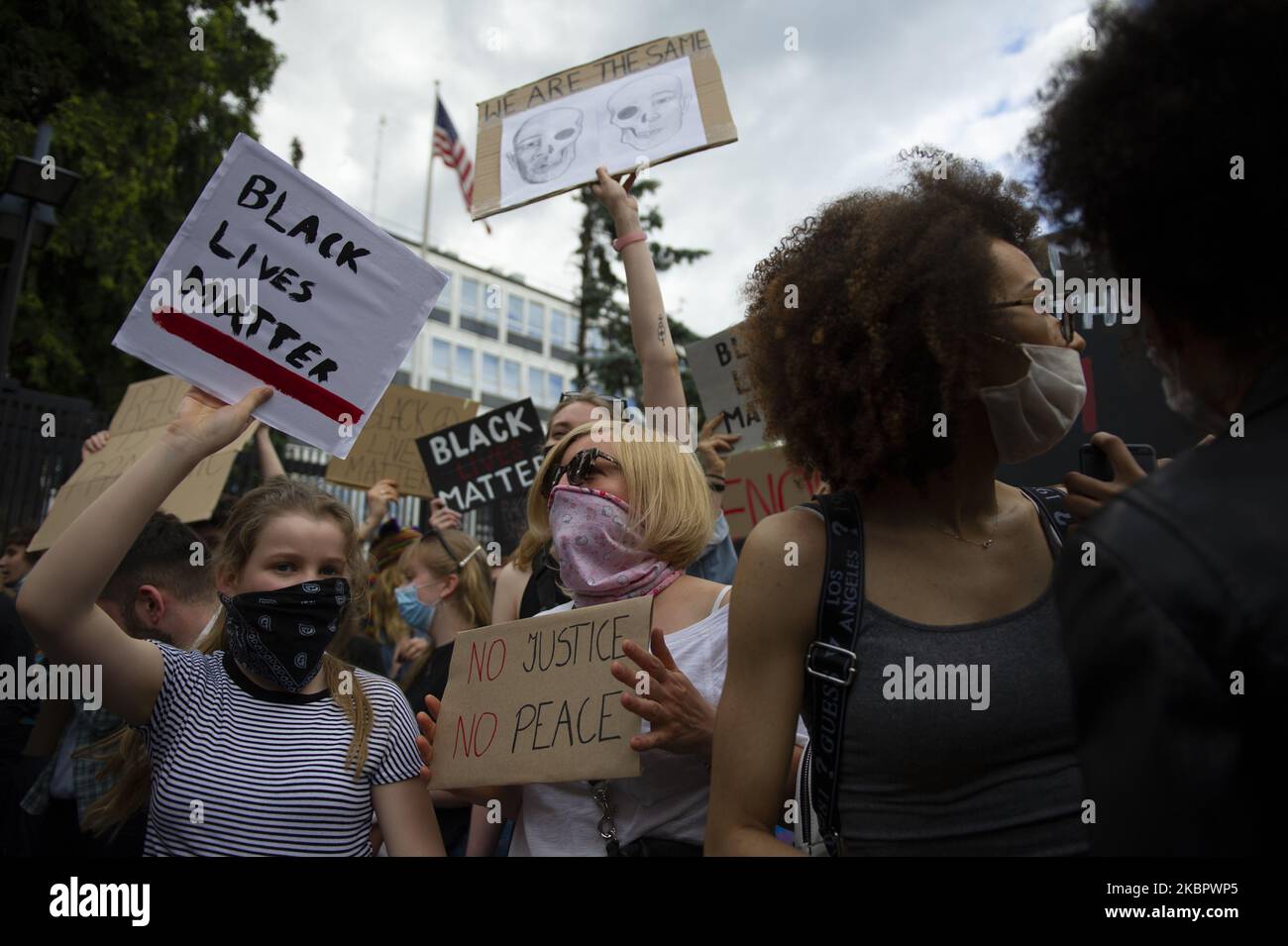 Manifestantes mantienen carteles durante una manifestación frente a la embajada estadounidense en Varsovia, Polonia, el 6 de junio de 2020. La gente se reunió frente a la embajada estadounidense en Varsovia para apoyar a los manifestantes en Estados Unidos y para subrayar que el abuso de poder por parte de la policía no es sólo una cuestión estadounidense. George Floyd murió el 25 de mayo de 2020 después de que Derek Chauvin, un oficial de policía involucrado en su arresto en Minneapolis se arrodilló en el cuello durante casi 9 minutos. (Foto de Aleksander Kalka/NurPhoto) Foto de stock