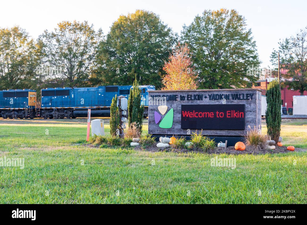 ELKIN, CAROLINA DEL NORTE, EE.UU.-14 DE OCTUBRE de 2022: Señal de monumento-Bienvenido a Elkin, Valle de Yadkin, con locomotora de tren detrás. Foto de stock