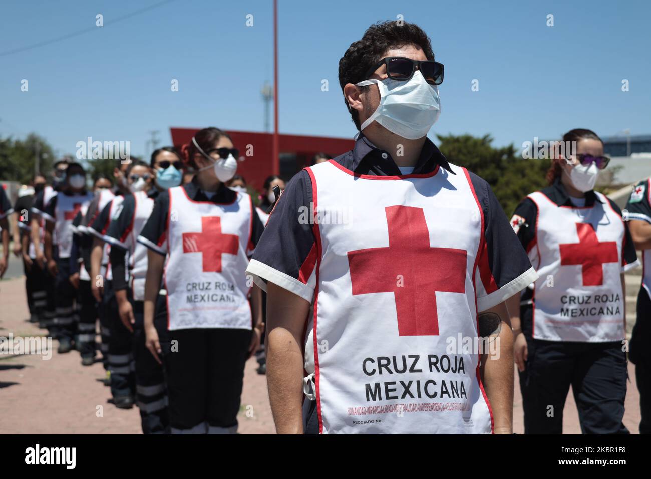 Los paramédicos de la Cruz Roja Mexicana rinden homenaje a Juan Andrés  García González, un paramédico voluntario de la Cruz Roja de 34 años y  enfermera de la Clínica IMSS 66, La